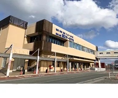 博多ふ頭第2ターミナル<br>車は、第2ターミナルを通り過ぎた奥の所定位置に並べ、1階カウンターにてチェックインをお済ませください。