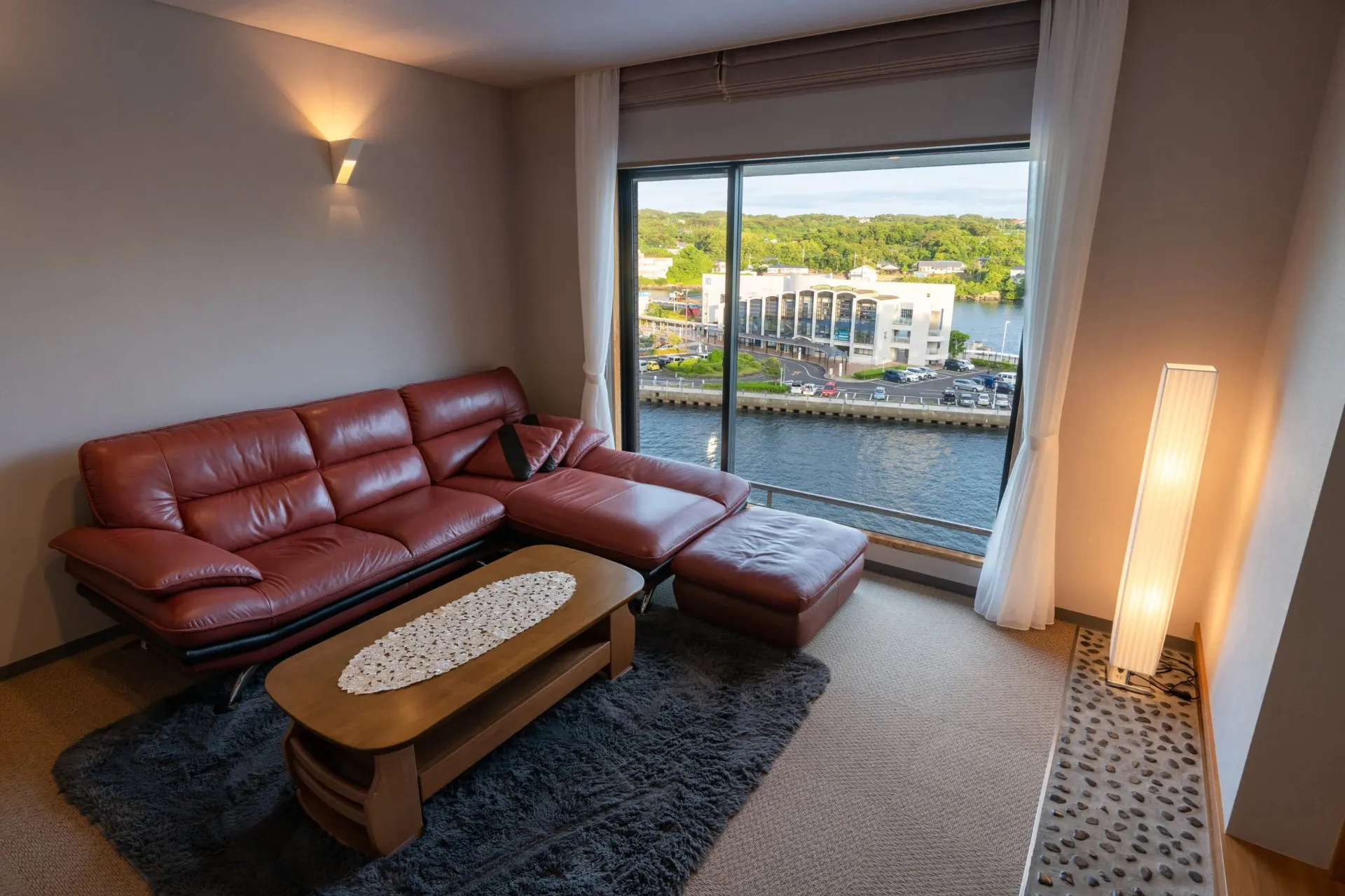 ソファー室、ベッドルーム、お座敷の3部屋の広々とした特別室