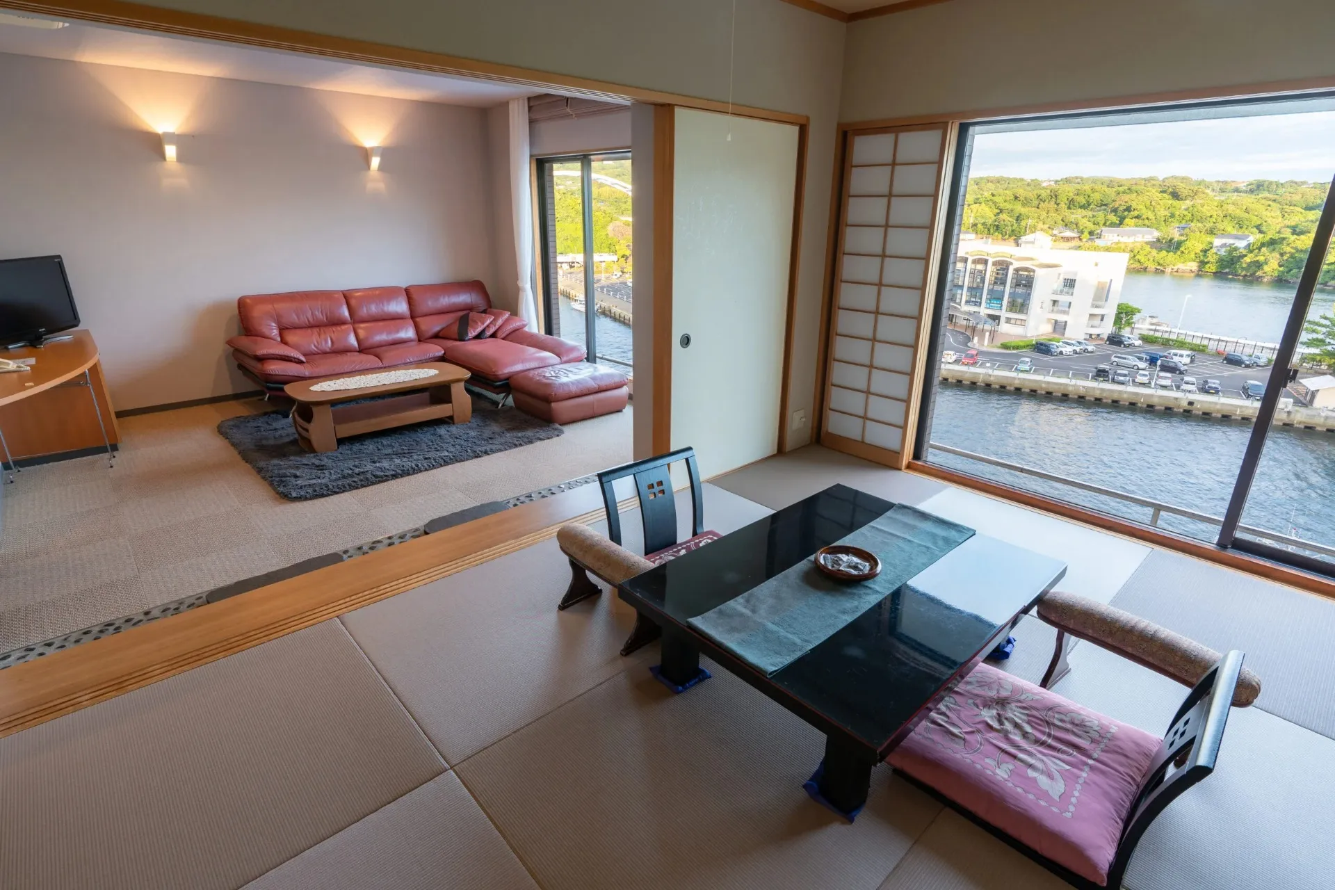 ソファー室、ベッドルーム、お座敷の3部屋の広々とした特別室