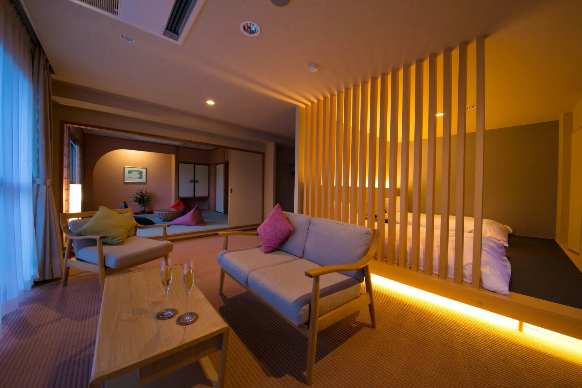 和室とツインのベッドルーム、ヨーロピアン家具を備えた和洋室の「モダンスィート」