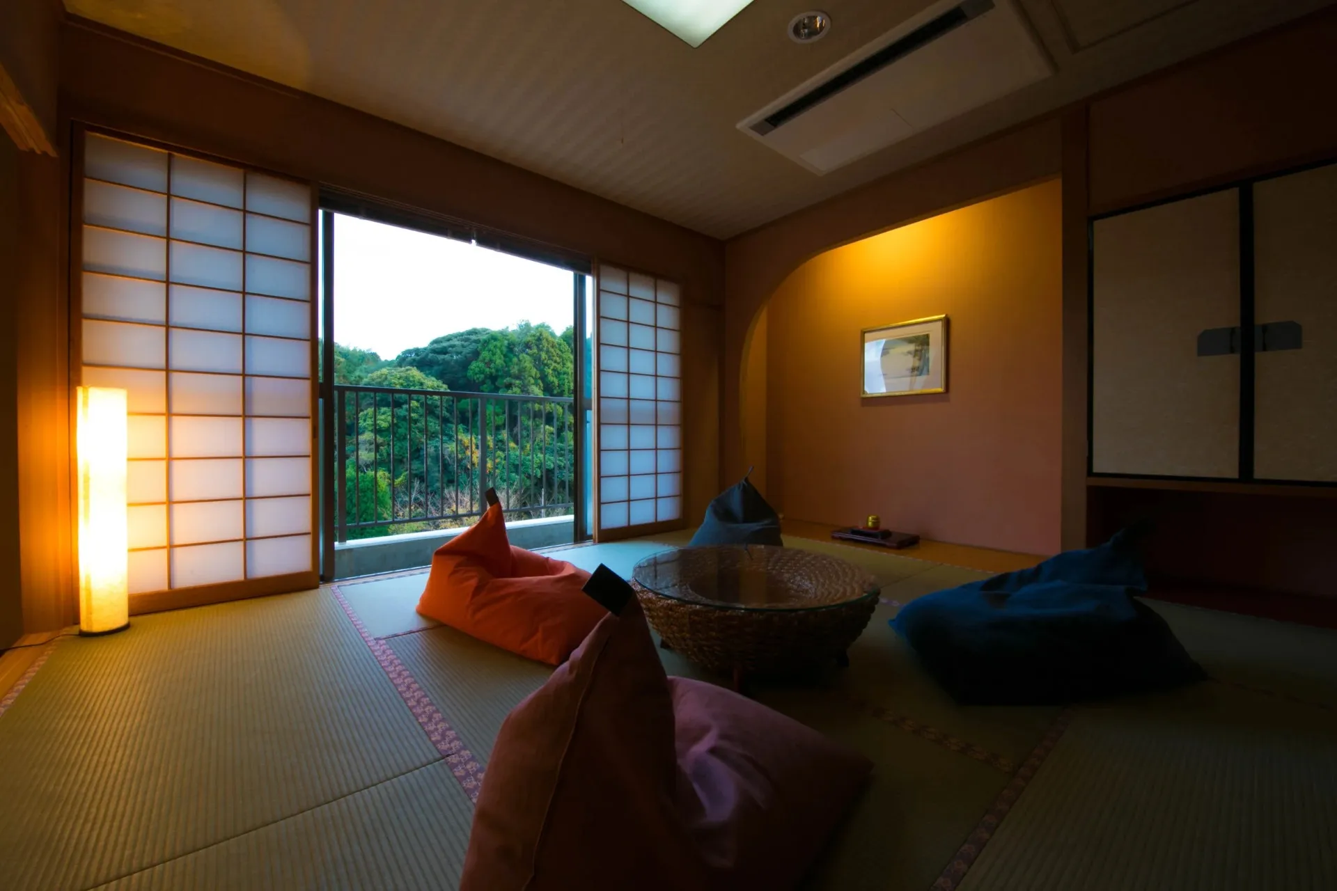 和室とツインのベッドルーム、ヨーロピアン家具を備えた和洋室の「モダンスィート」