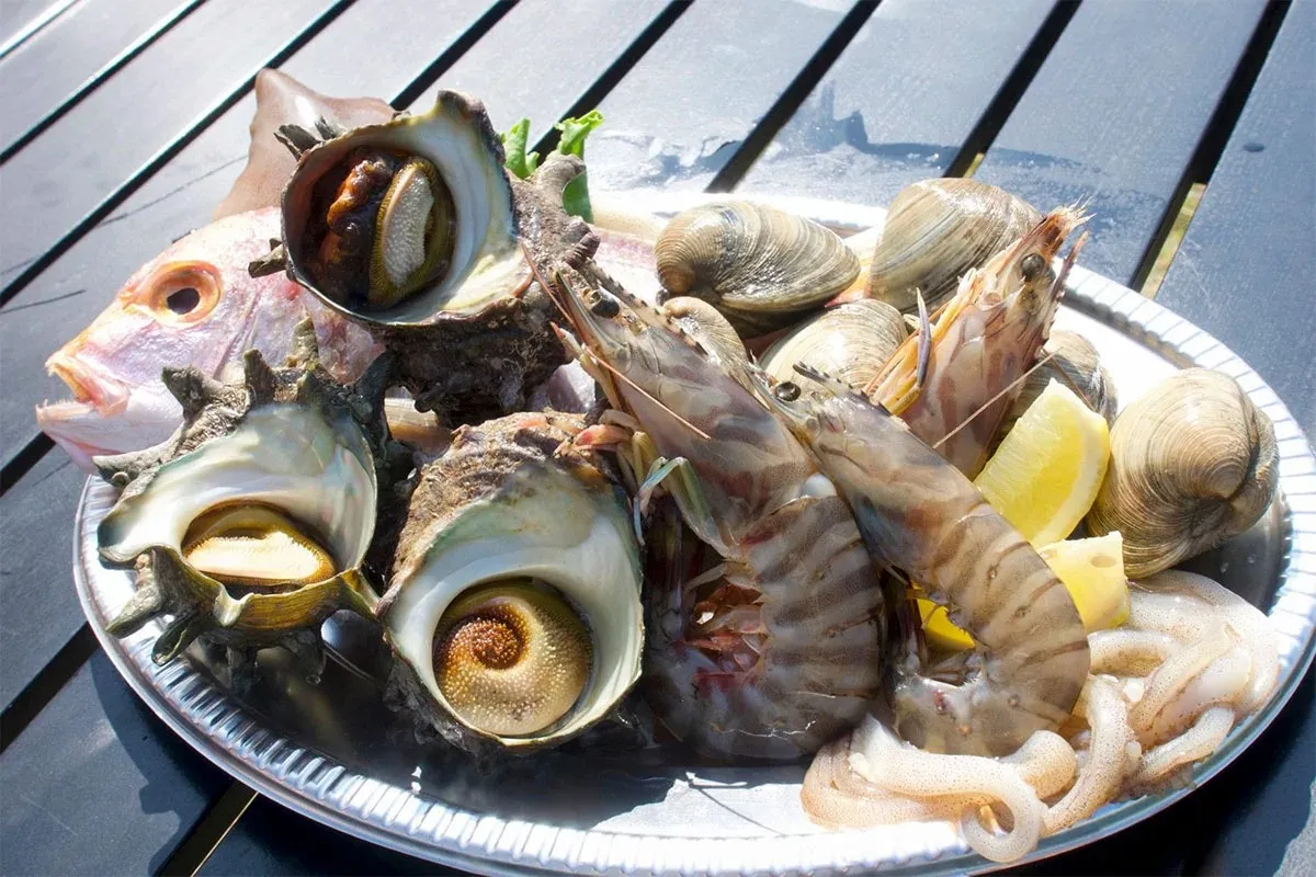 追加食材<br>・シーフードセット 1皿 ￥6,000円(税込)<br> サザエ3個、白ハマグリ6個、季節の海老3尾、イカ一夜干し、魚の干物<br>※仕入れにより内容が異なる場合があります。