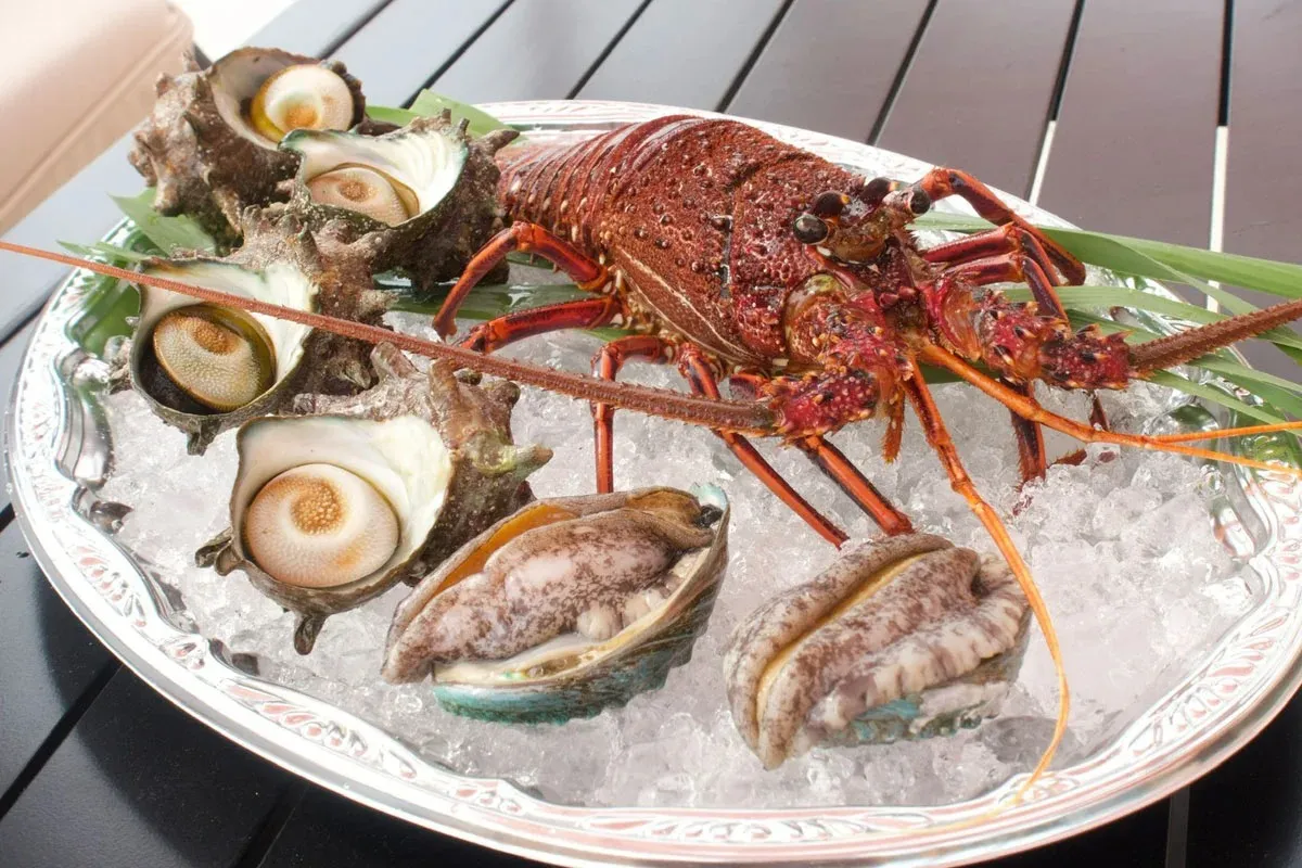 追加 食材<br> ・豪華海鮮盛り<br> 1皿￥12,000円(税込)<br> サザエ4個、アワビ2個、伊勢海老1匹