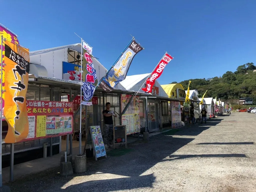 牡蠣小屋<br>糸島の冬の風物詩。各漁港で色々な小屋が出店しており、カキの他にも様々な魚貝が味わえます。