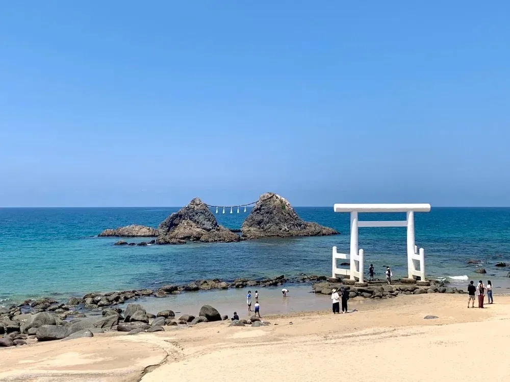 二見ヶ浦<br>玄海灘サンセットの名勝地として糸島を代表する景勝地。海岸沿いにはオシャレなカフェやショップが立ち並ぶ。玄海灘サンセットの名勝地として糸島を代表する景勝地。海岸沿いにはオシャレなカフェやショップが立ち並ぶ。