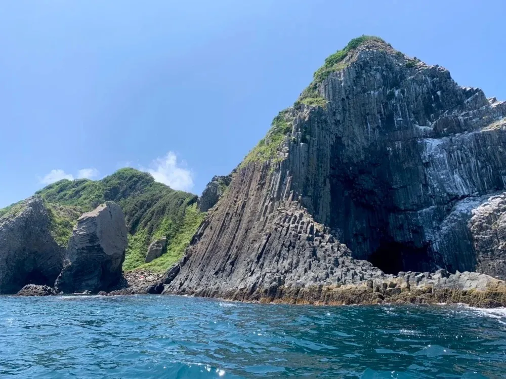 芥屋の大門<br>国の天然記念物。日本最大の玄武岩洞です。遊覧船も出ております(冬季を除く)