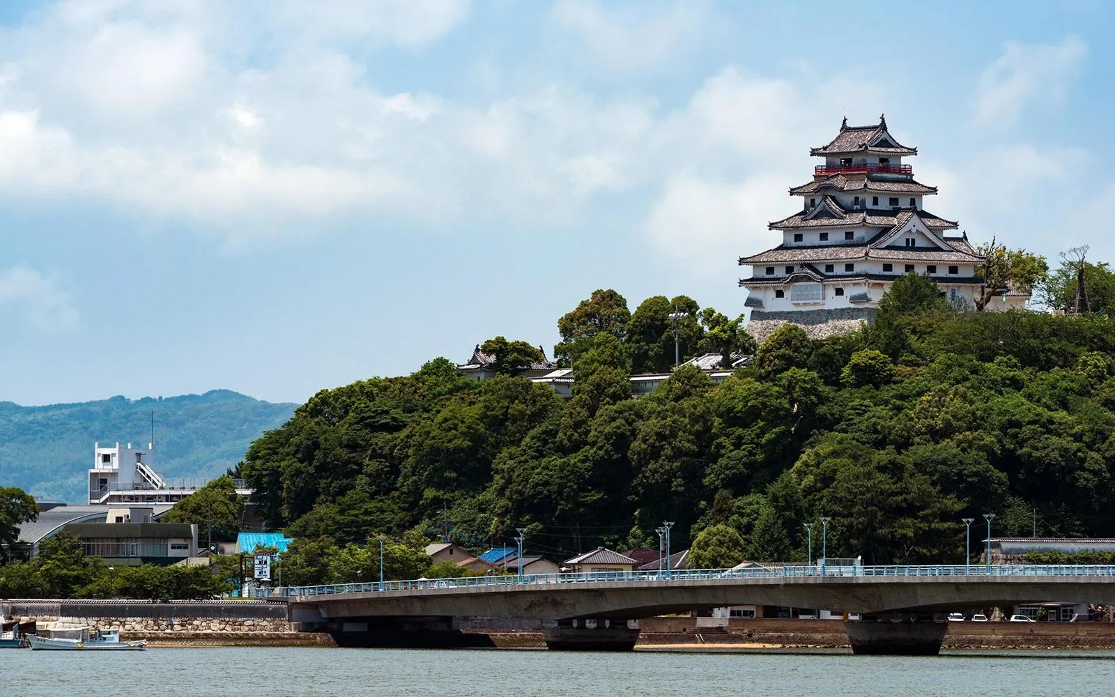 唐津城<br>唐津湾と松浦川に面した別名「舞鶴城」は、唐津市のシンボルです。天守閣の展望台からは玄界灘や松浦潟の眺望が見事です。