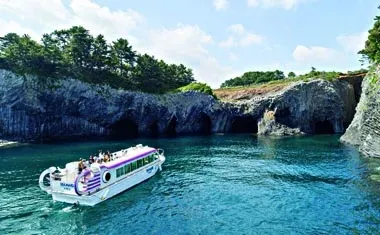 七ツ釜<br>国の天然記念物。玄界灘の荒波に浸食されてできた景勝地です。上は草原になっており多くの観光客で賑わっています。遊覧船も出ています。