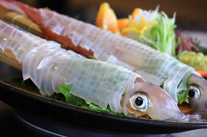 呼子イカ活き作り<br>全国的に有名な呼子のイカ活き作りは、透き通ったような姿で知られています。￥3,000円(税込)前後で楽しめます。