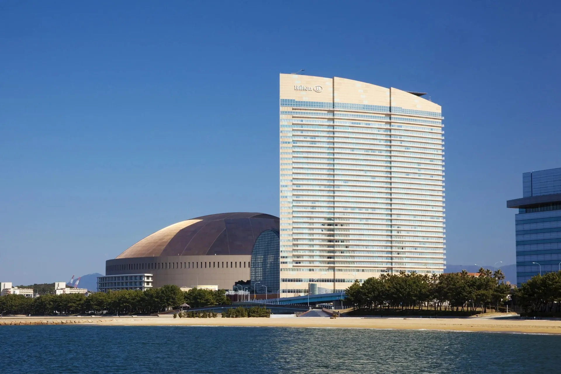ヒルトン福岡シーホークと福岡ドーム<br>写真提供:福岡市