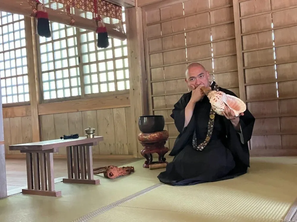英彦山神宮下津宮で法螺貝を吹く高千穂禰宜。神職でもあり僧侶でもある神仏習合