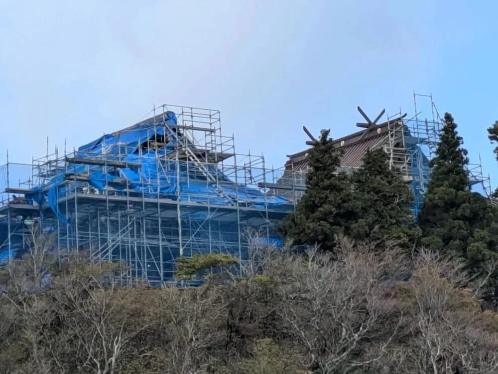 英彦山中岳山頂に鎮座する英彦山神宮上宮。<br>2026年早々には修復工事終了予定。