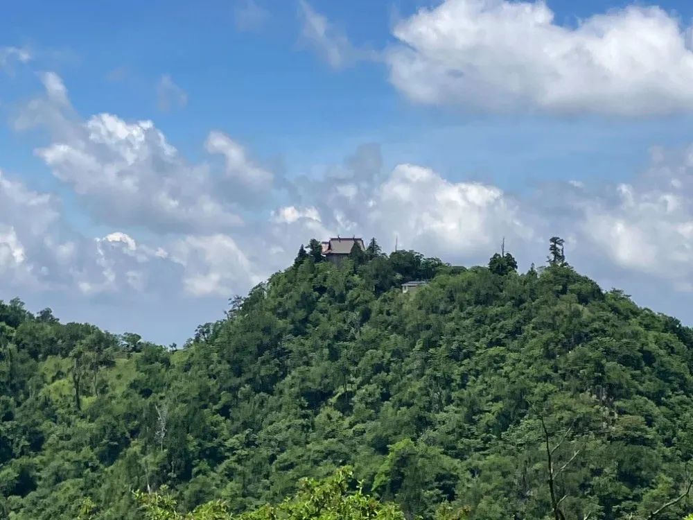 春の英彦山<br>北岳から望む中岳と修復工事中の上宮