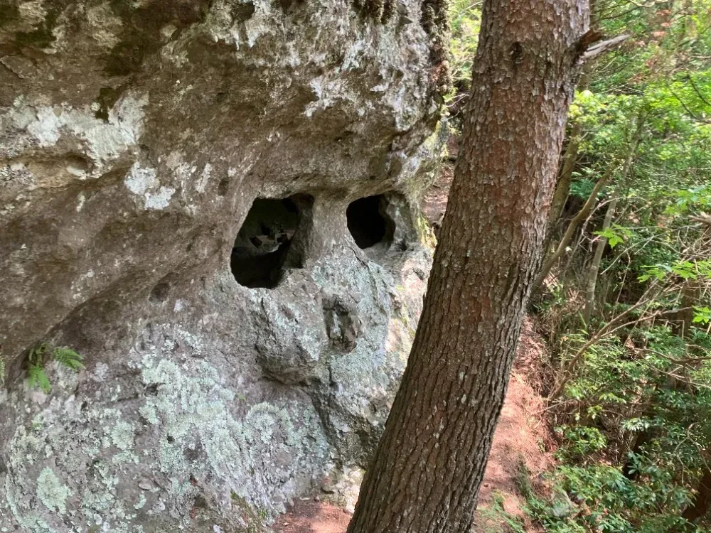 双戸窟<br>通称 ドクロ岩
