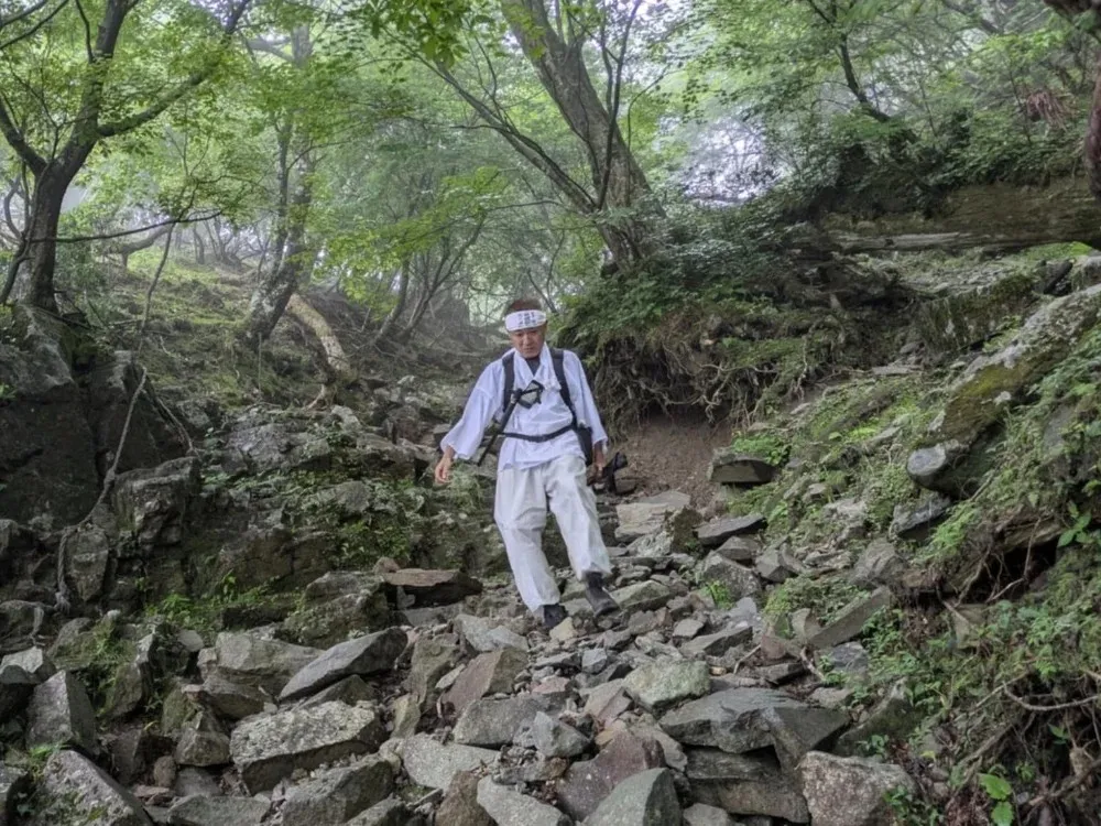 登山道<br>火山岩が多い岩質で、石の階段が続いています。