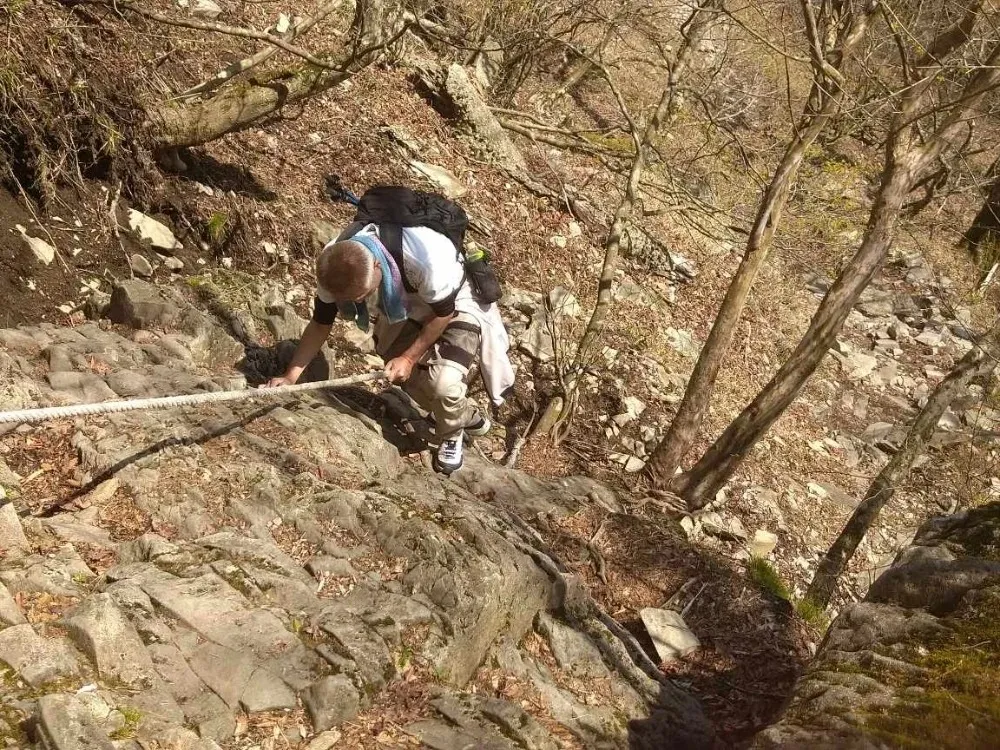 登山道<br>南岳は急斜面の鎖場やロープ場が多く、登山中級者向けです。