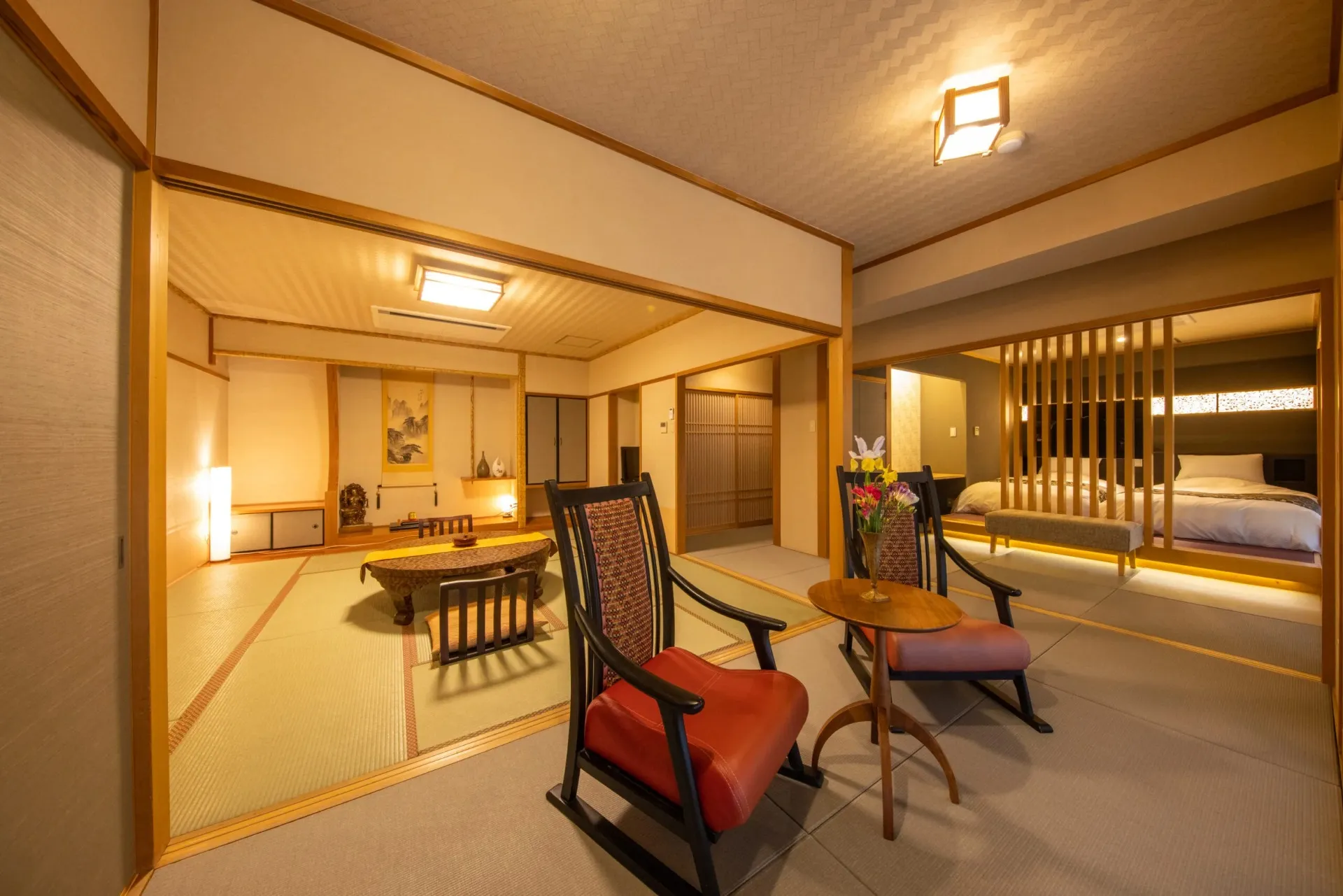 最上階で庭園を見渡せ、ツインのベッドルームと12.5 畳の特別室「貴賓室」