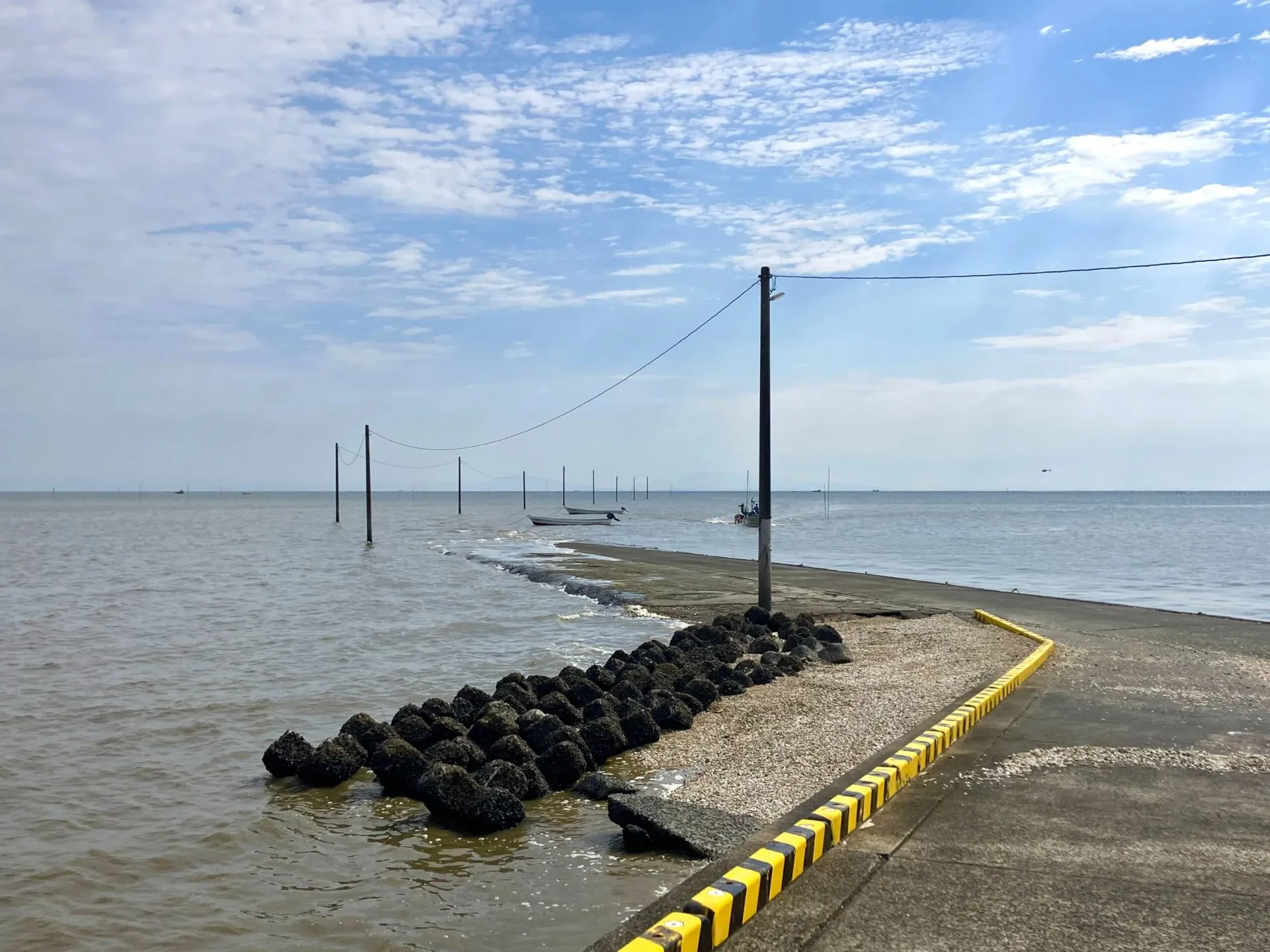 隣にある海中道路