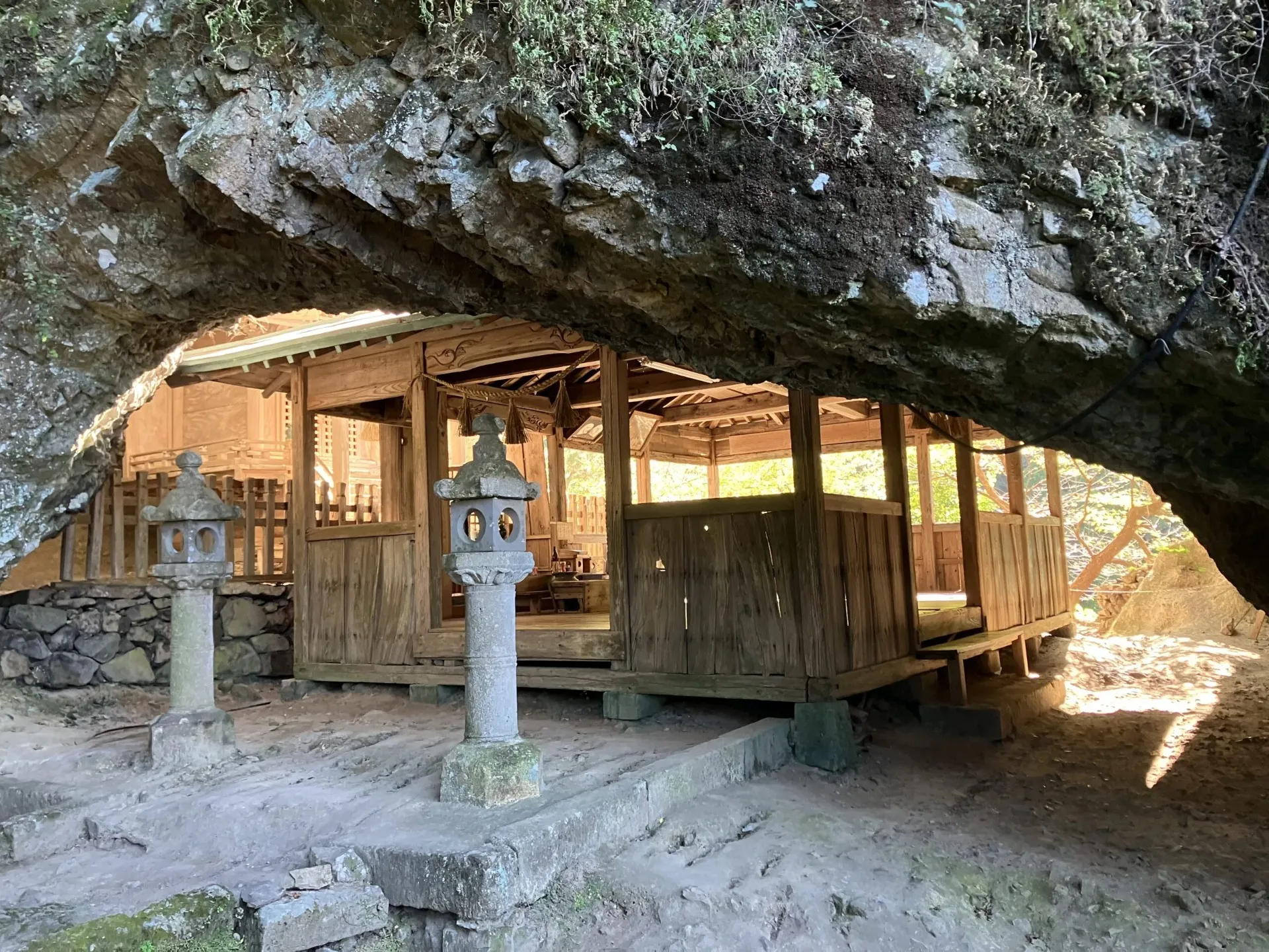 岩穴の中に鎮座