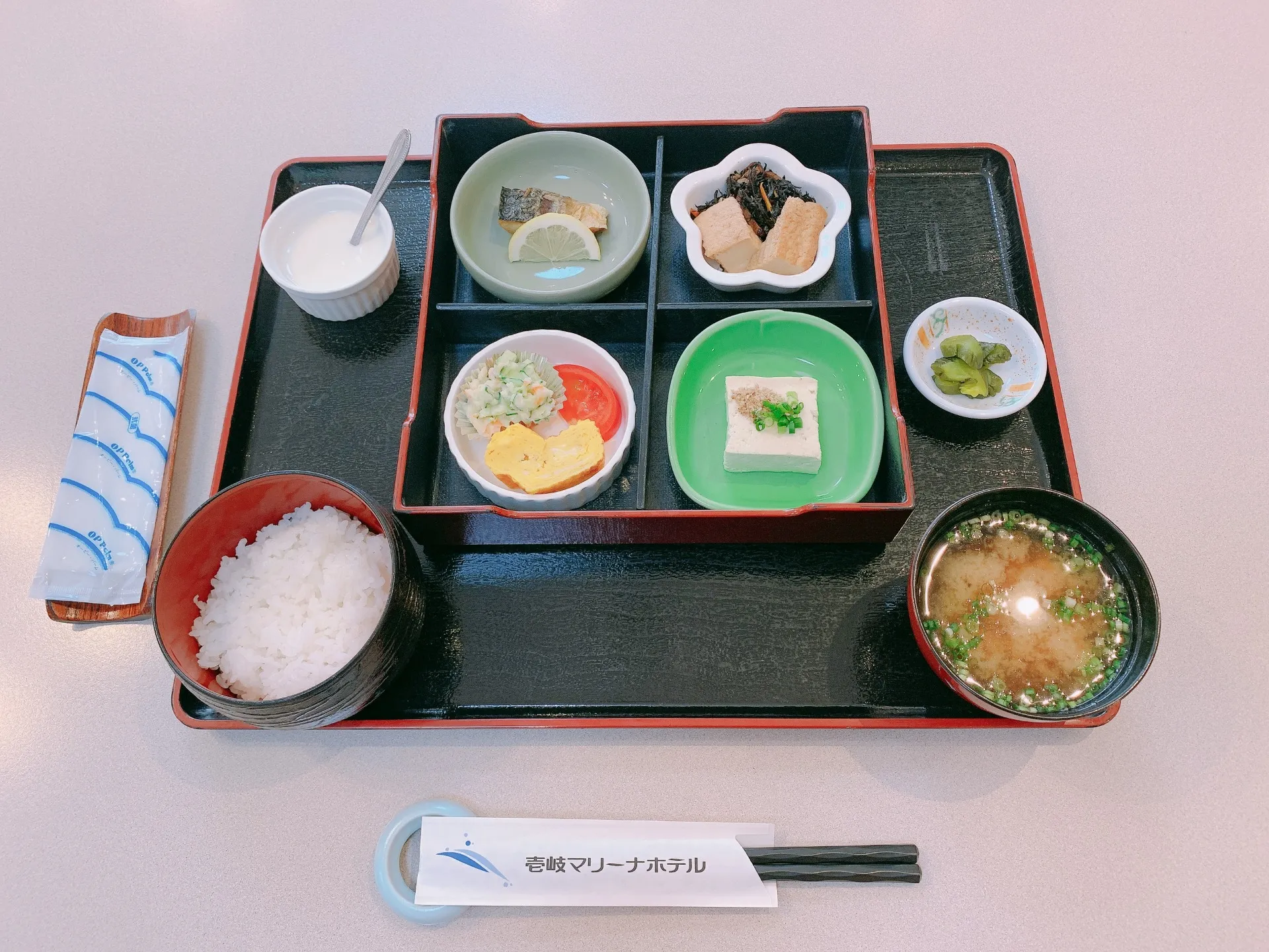 朝食は和定食お食事処にてご用意しております。