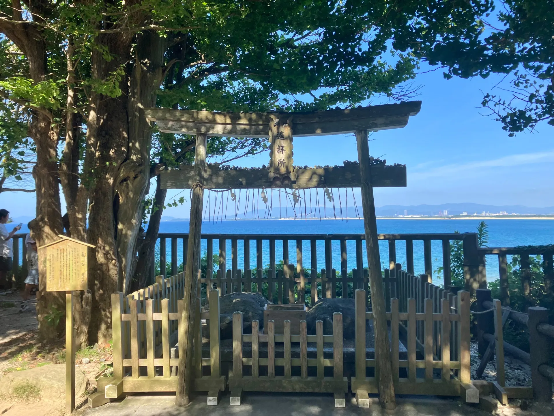 志賀海神社遥拝所からは、青い海と福岡市街を一望