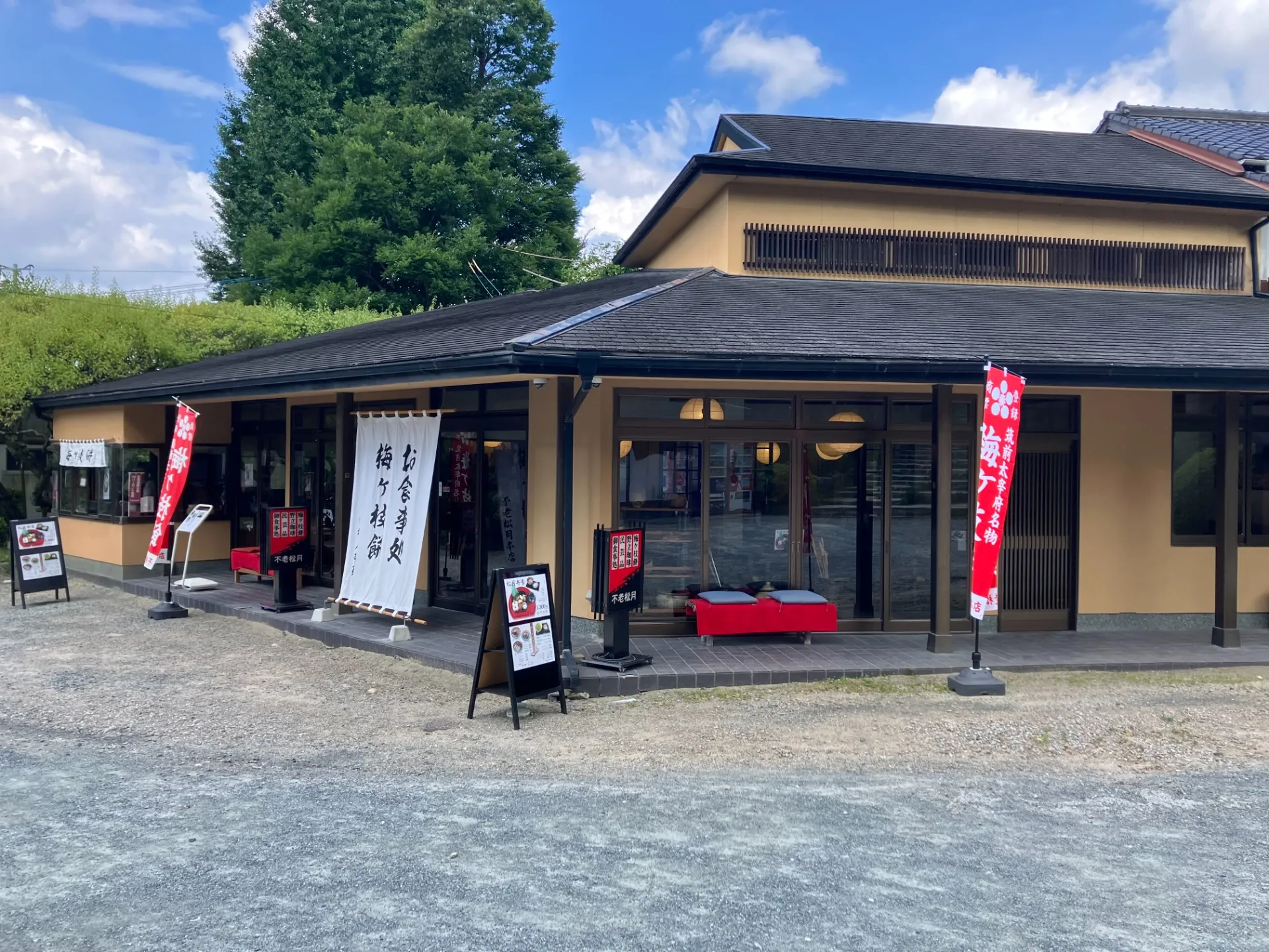 太宰府天満宮<br>ランチには多くの茶屋が軒を並べています。