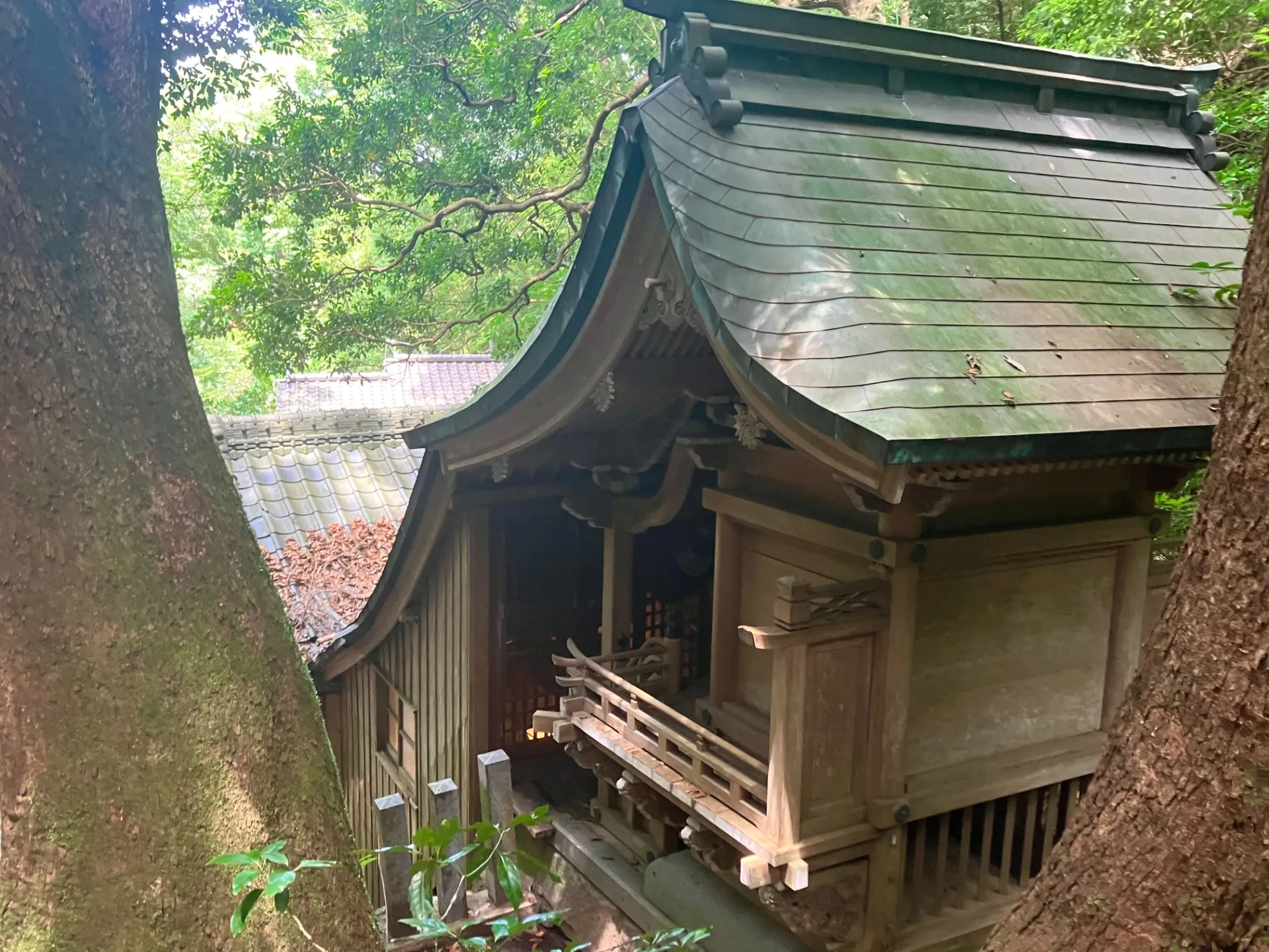 石穴稲荷神社<br>斜面に建てられた本殿