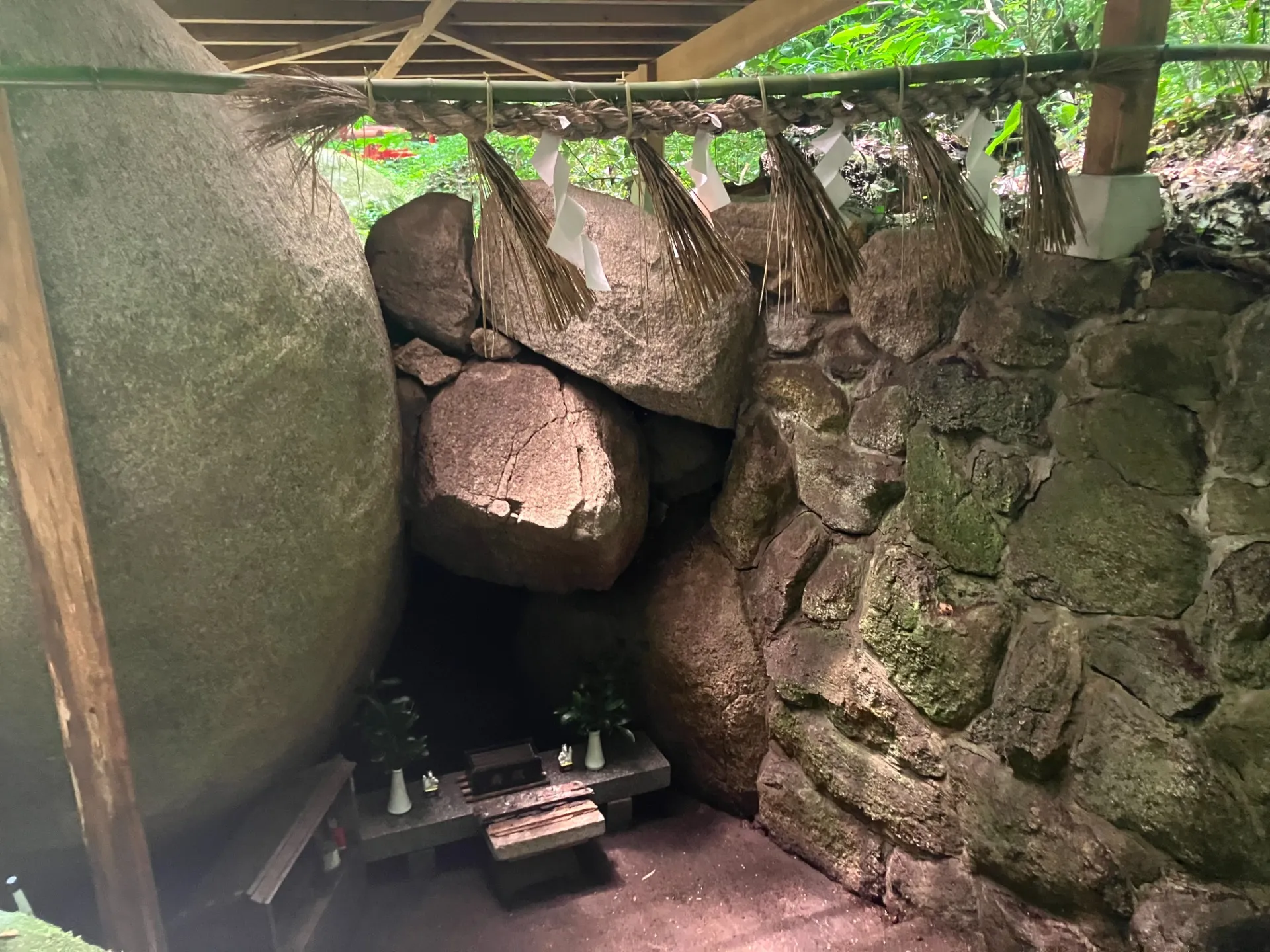 石穴稲荷神社<br>大岩に囲まれた奥宮