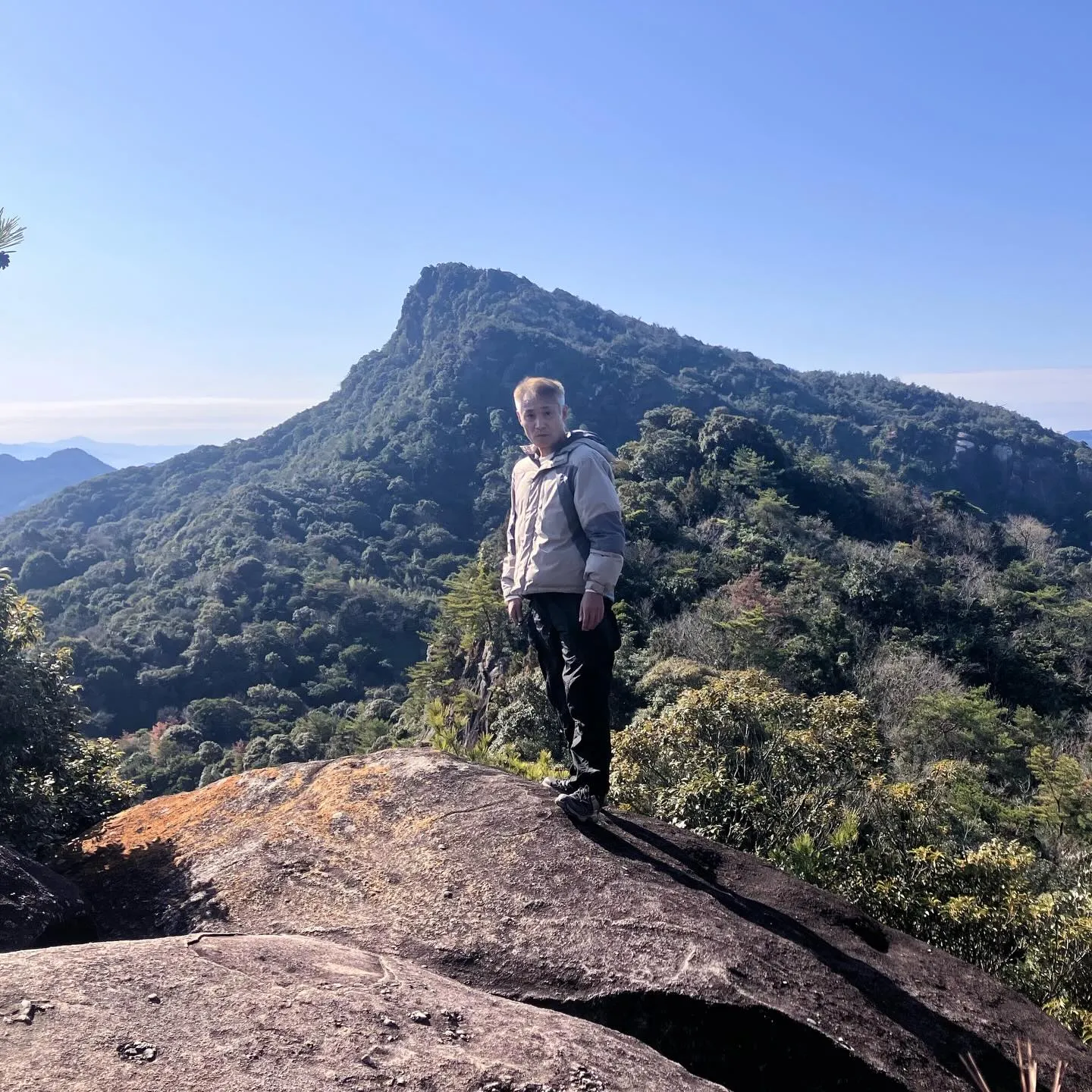 寒いの苦手なんで海の見える低山へ🚶‍➡️