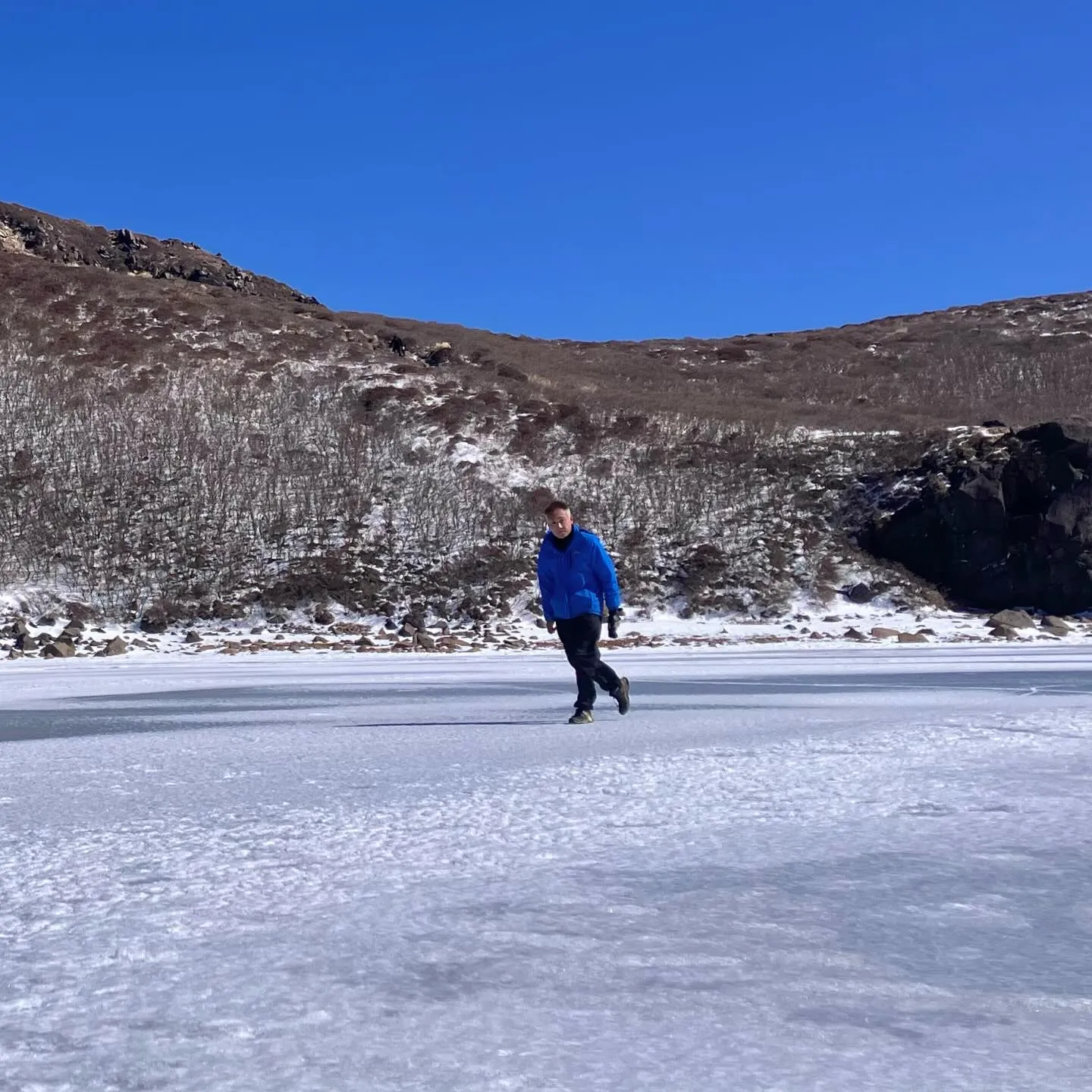 標高1,780mの天狗ヶ城と、直ぐ真下の火口湖 御池の氷結❄...