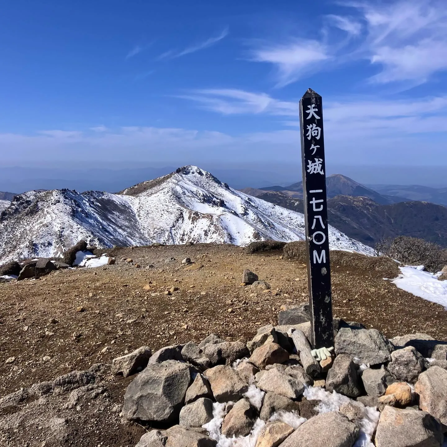 標高1,780mの天狗ヶ城と、直ぐ真下の火口湖 御池の氷結❄...