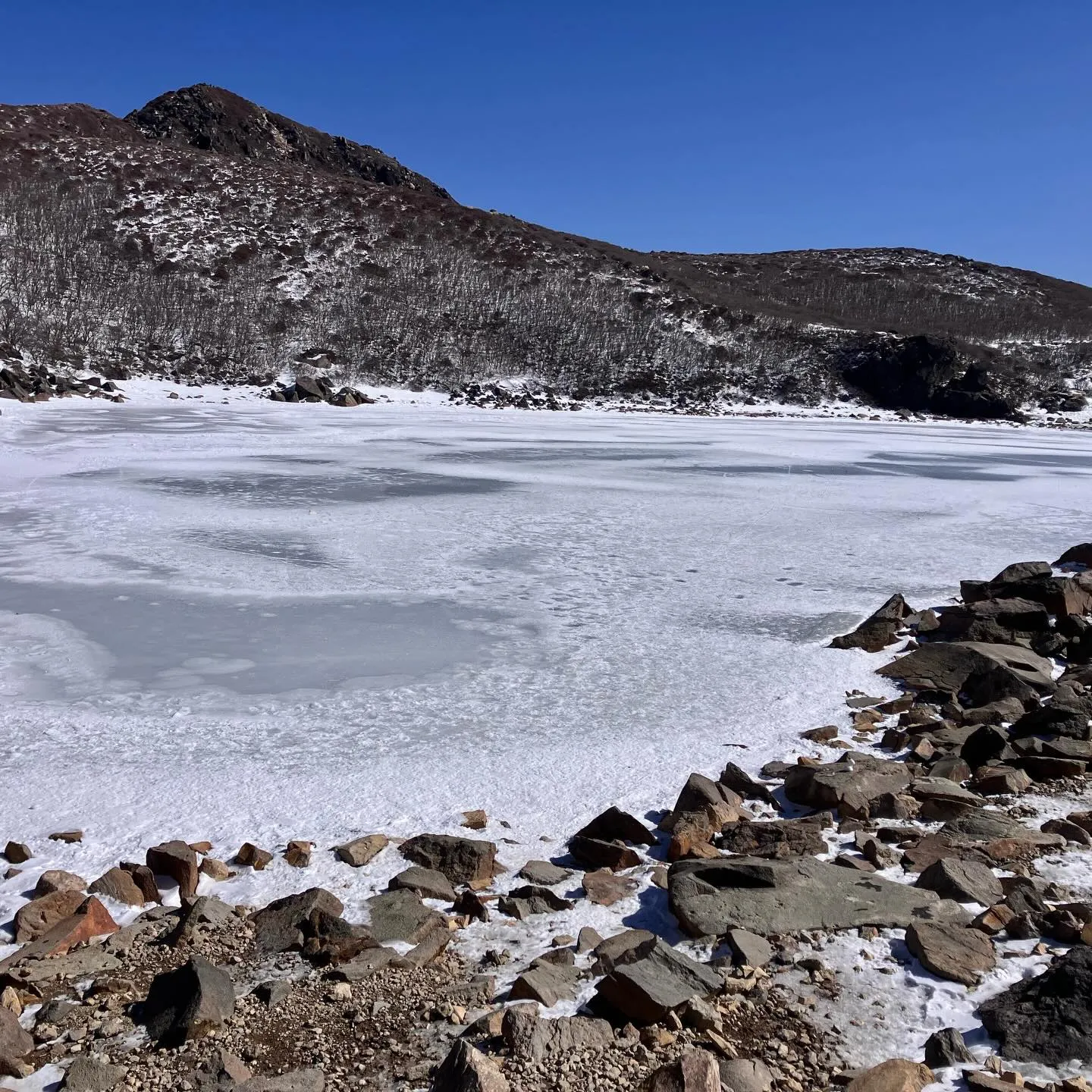 標高1,780mの天狗ヶ城と、直ぐ真下の火口湖 御池の氷結❄...