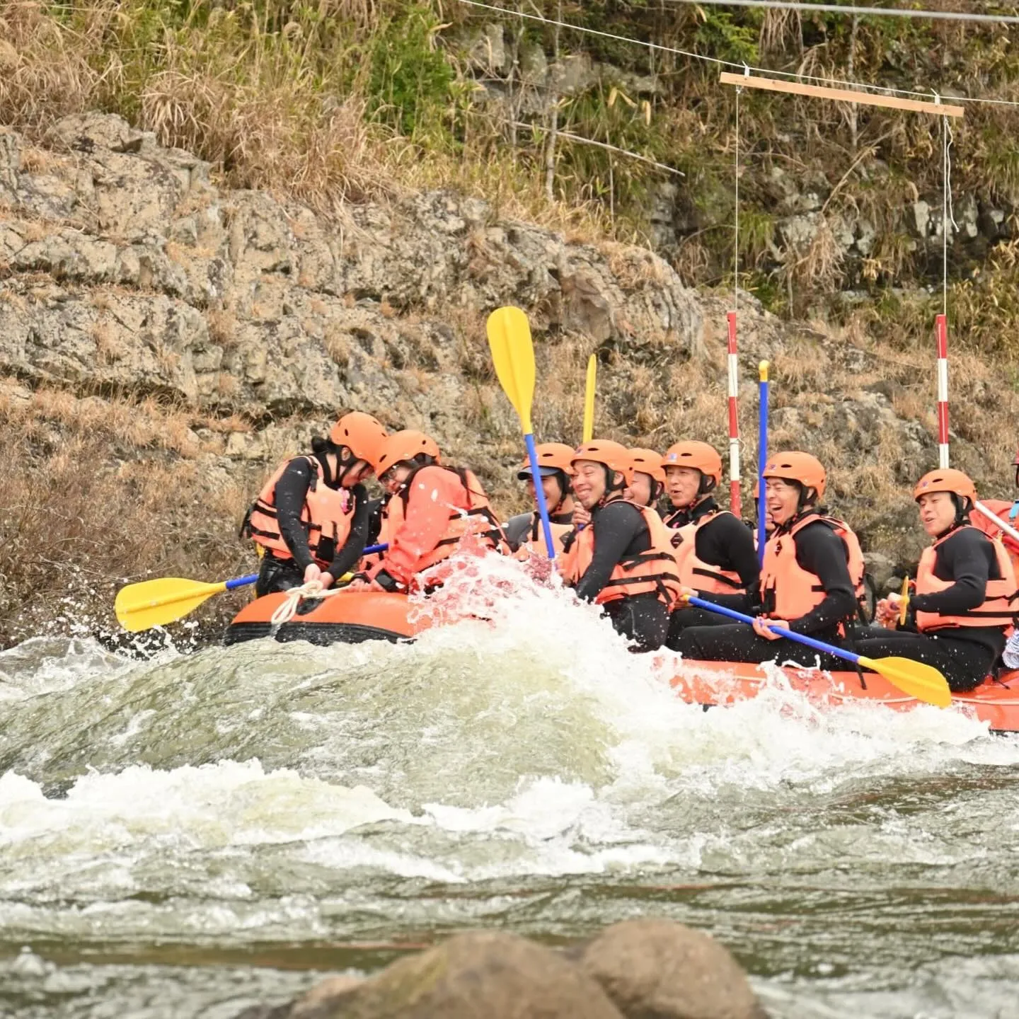 国内最高のカヌー練習場と評されている大野川でのラフティングを...