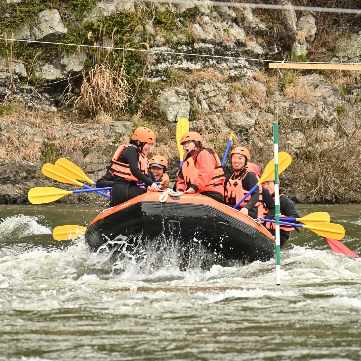 国内最高のカヌー練習場と評されている大野川でのラフティングを...