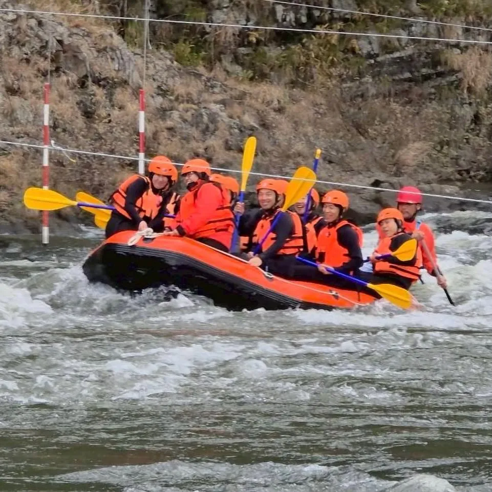 国内最高のカヌー練習場と評されている大野川でのラフティングを...