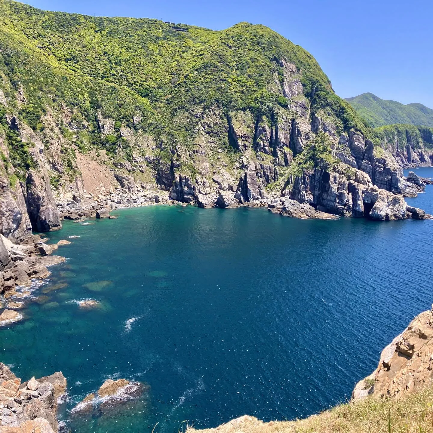 福江島のシンボル 大瀬崎灯台で、圧倒的なパノラマビューを体験...