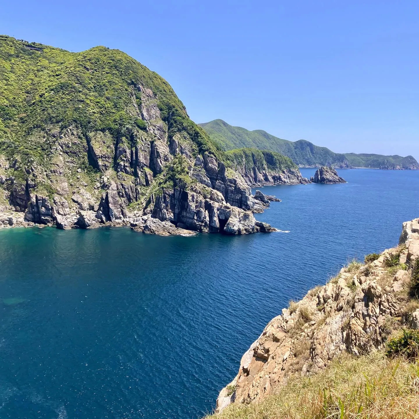 福江島のシンボル 大瀬崎灯台で、圧倒的なパノラマビューを体験...