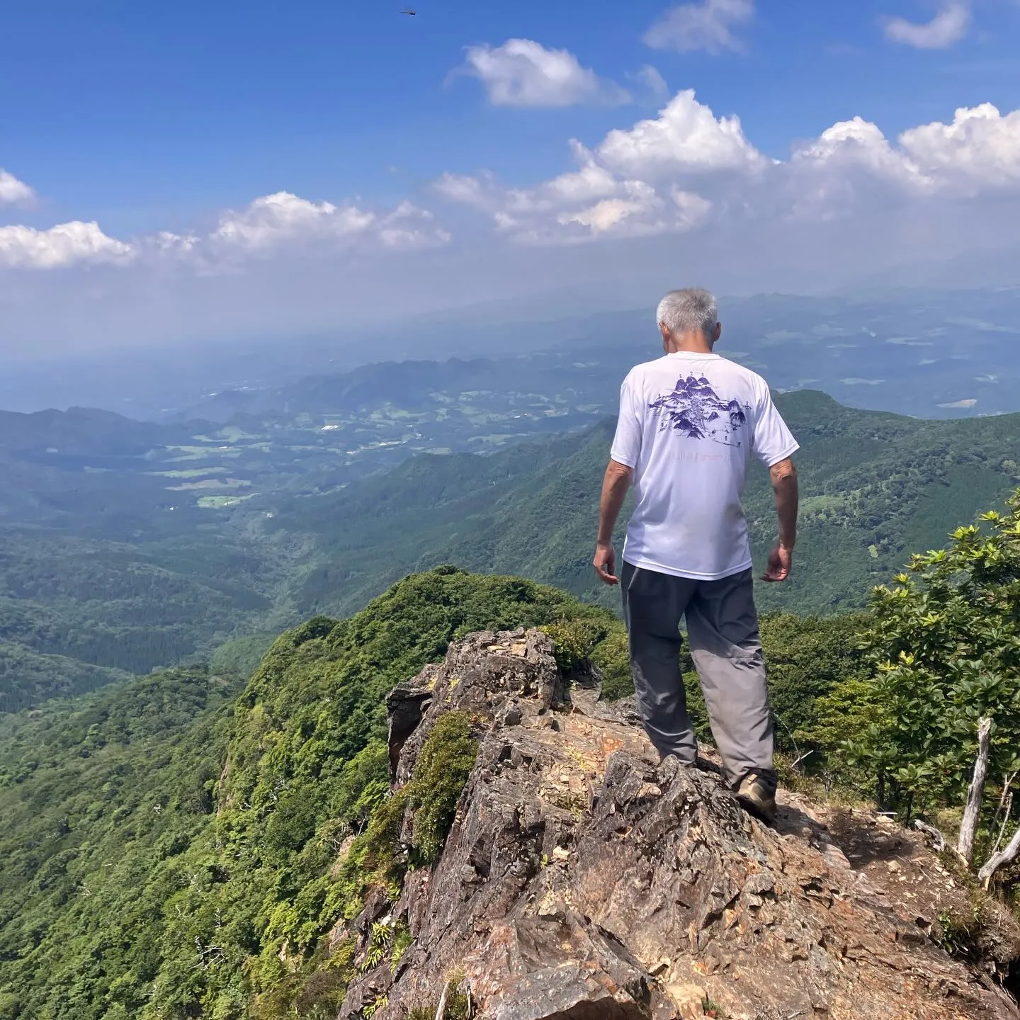 九州山地の盟主で日本百名山の祖母山山頂手前の断崖絶景スポット...