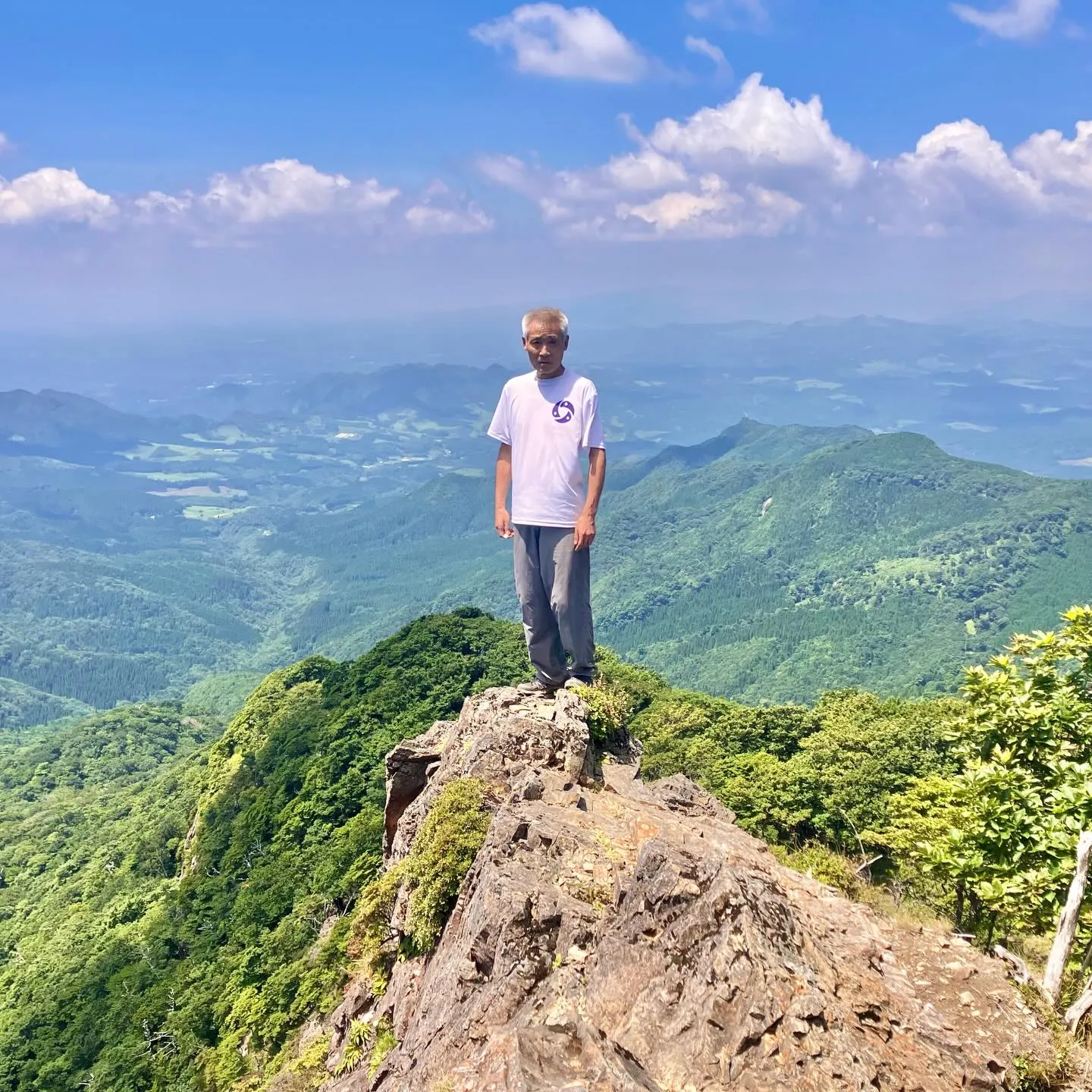 九州山地の盟主で日本百名山の祖母山山頂手前の断崖絶景スポット...