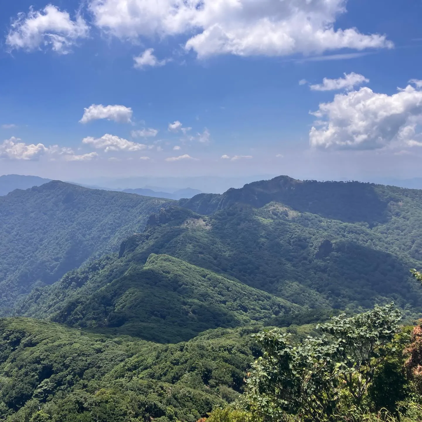 九州山地の盟主で日本百名山の祖母山山頂手前の断崖絶景スポット...