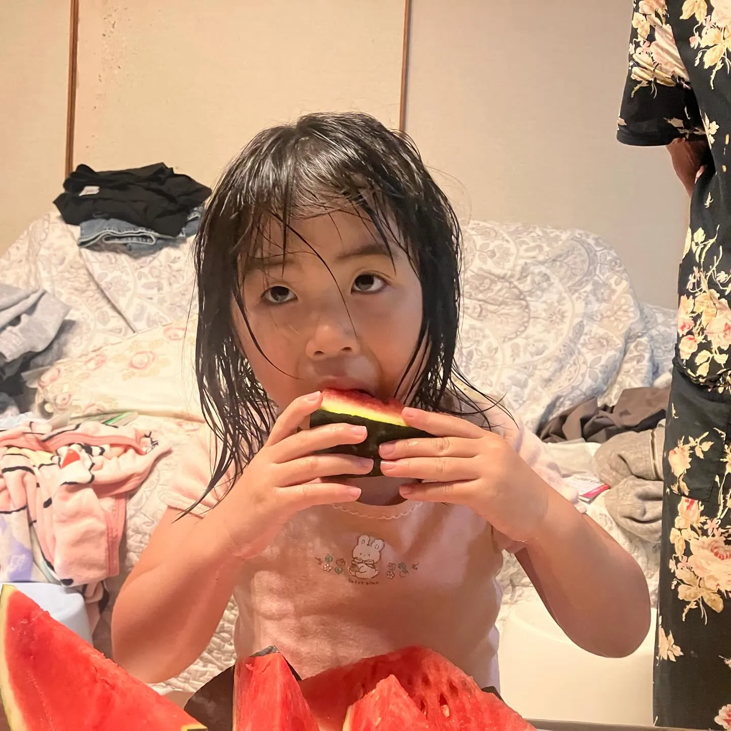 久し振りに家に帰ってくると孫の澪ちゃんは、スイカ大喰い魔王に...