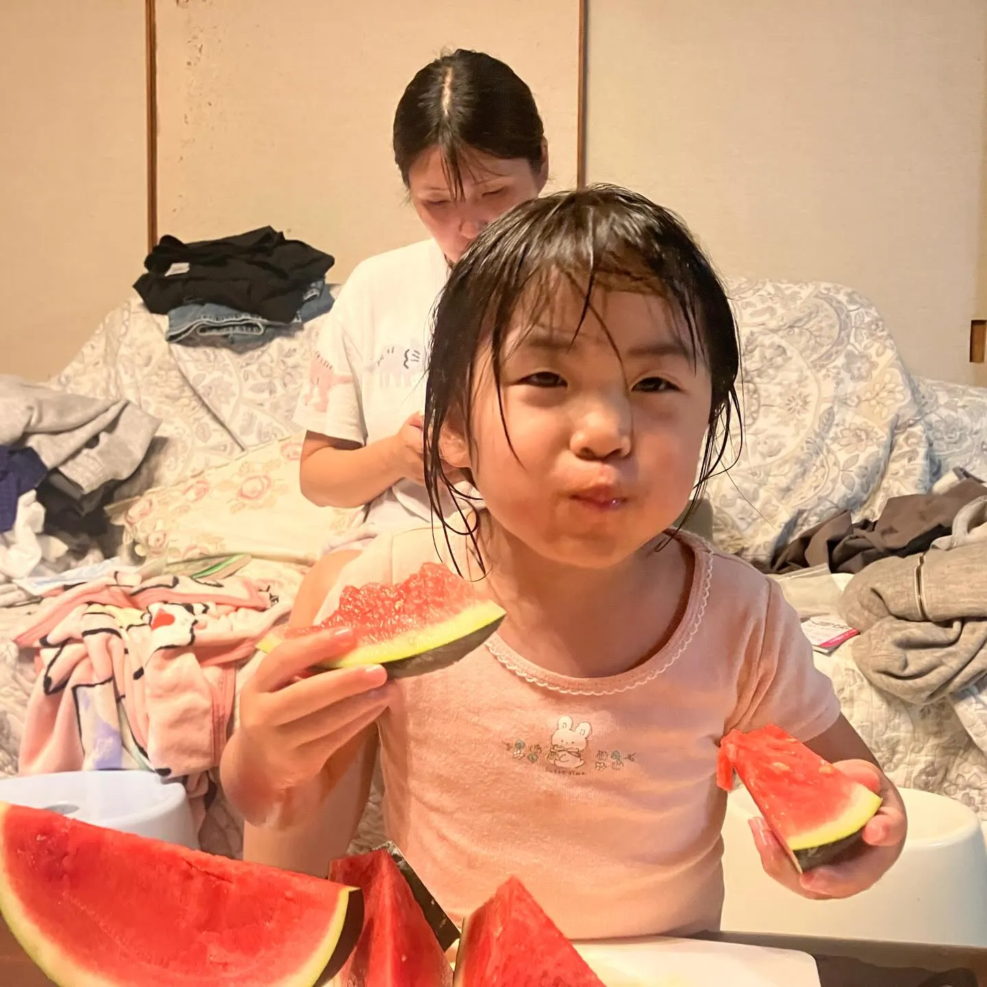 久し振りに家に帰ってくると孫の澪ちゃんは、スイカ大喰い魔王に...