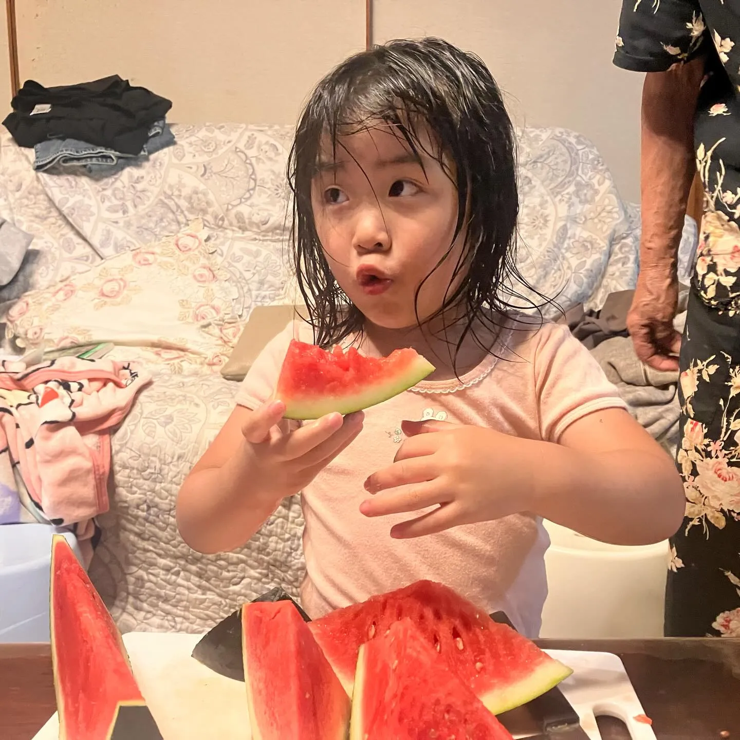 久し振りに家に帰ってくると孫の澪ちゃんは、スイカ大喰い魔王に...