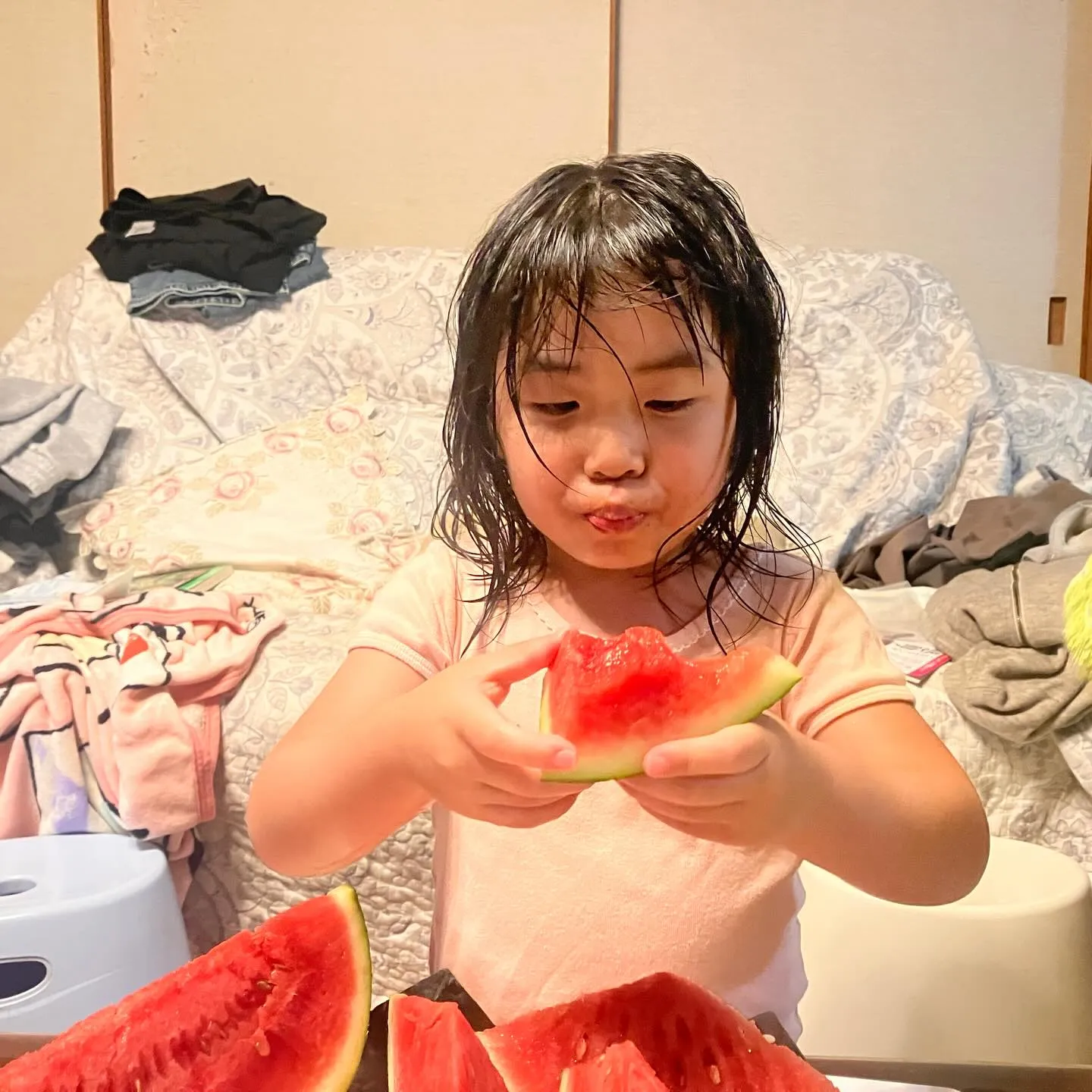 久し振りに家に帰ってくると孫の澪ちゃんは、スイカ大喰い魔王に...