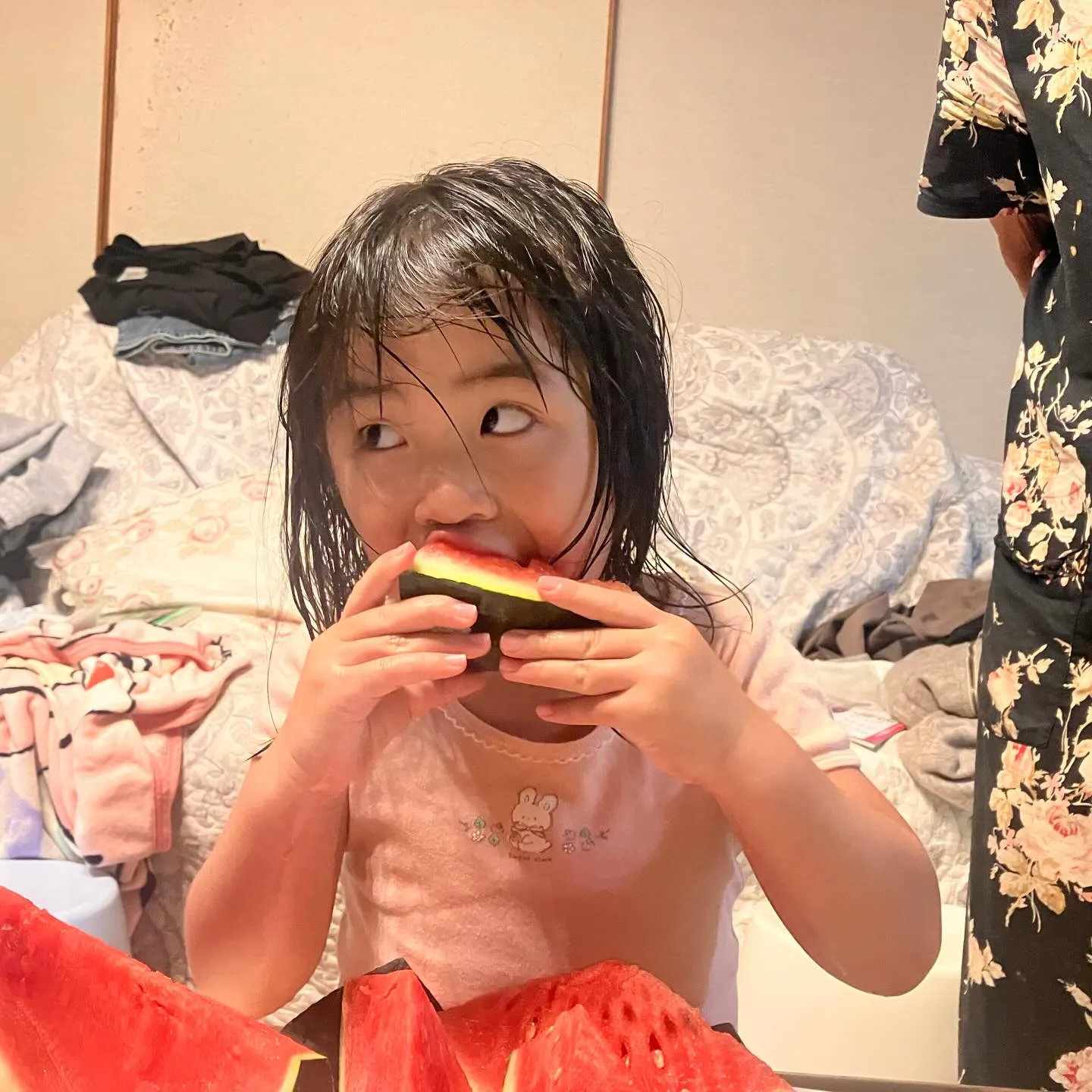 久し振りに家に帰ってくると孫の澪ちゃんは、スイカ大喰い魔王に...