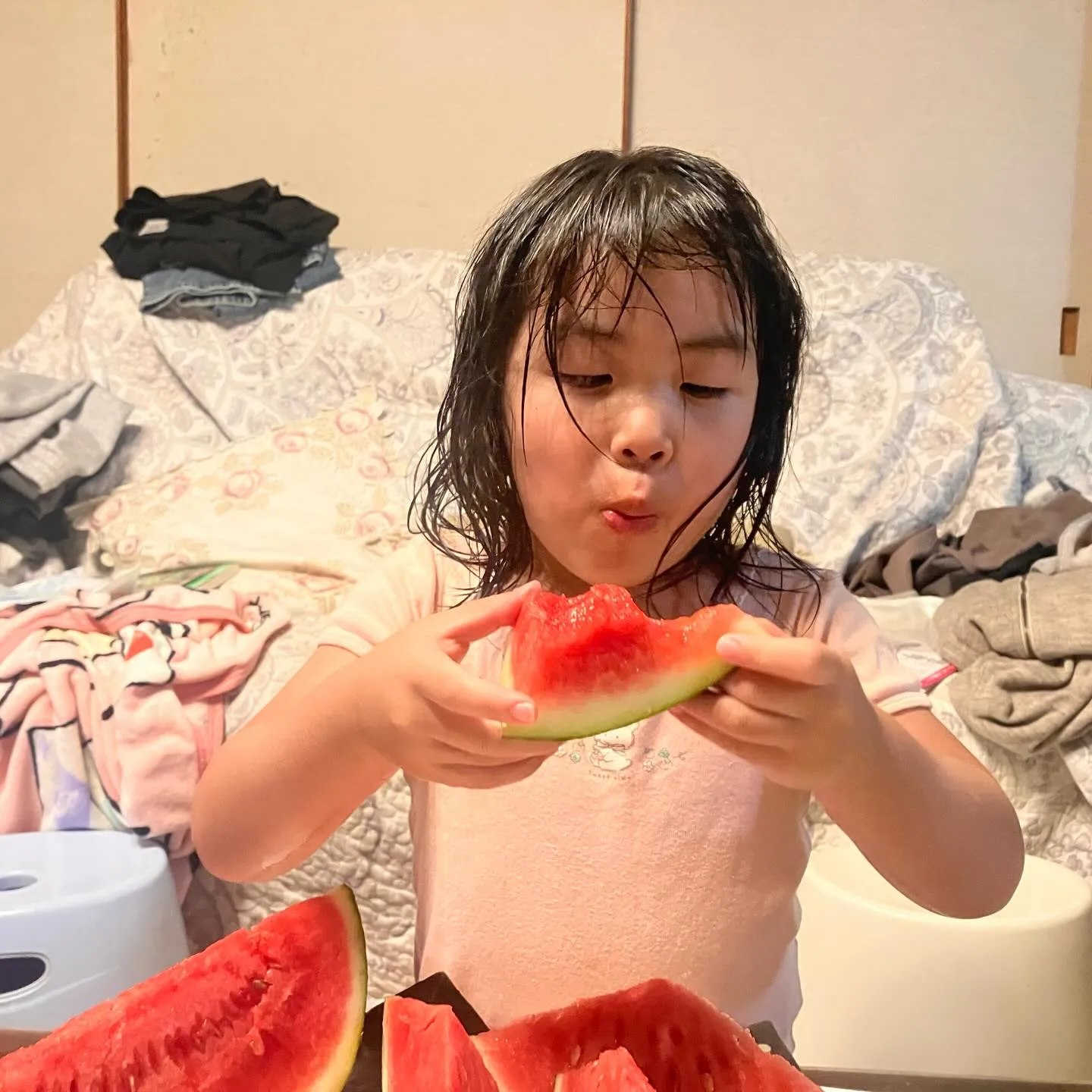 久し振りに家に帰ってくると孫の澪ちゃんは、スイカ大喰い魔王に...