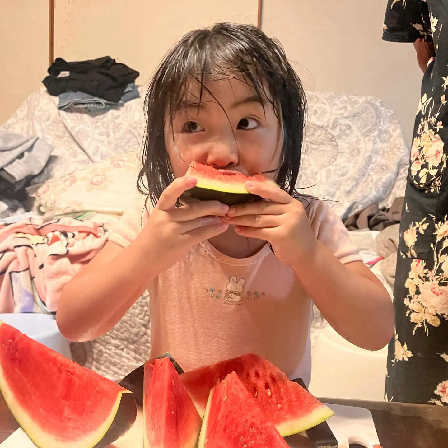 久し振りに家に帰ってくると孫の澪ちゃんは、スイカ大喰い魔王に...