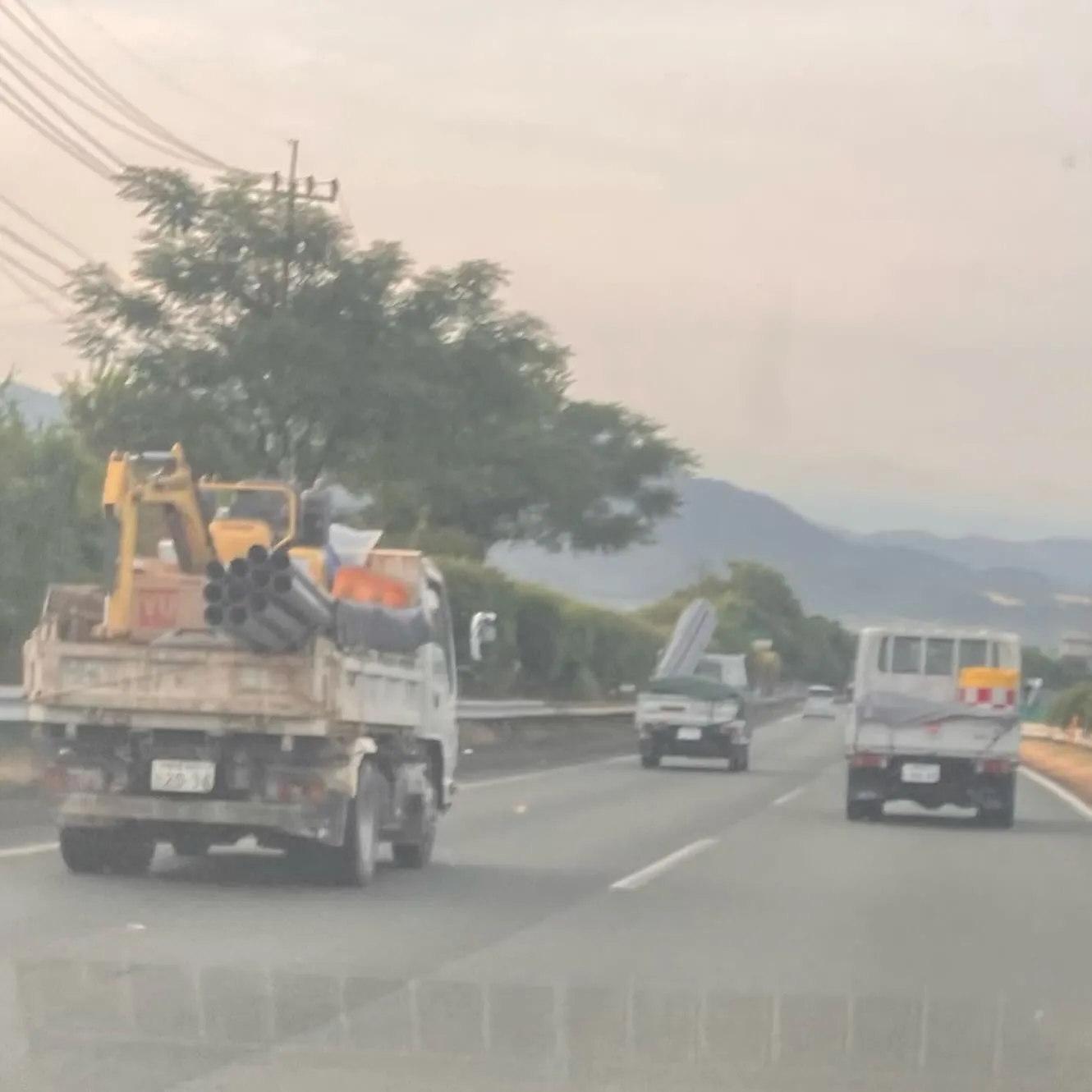 九州道では、次から次へと作業車や全国各地からの応援が🙏