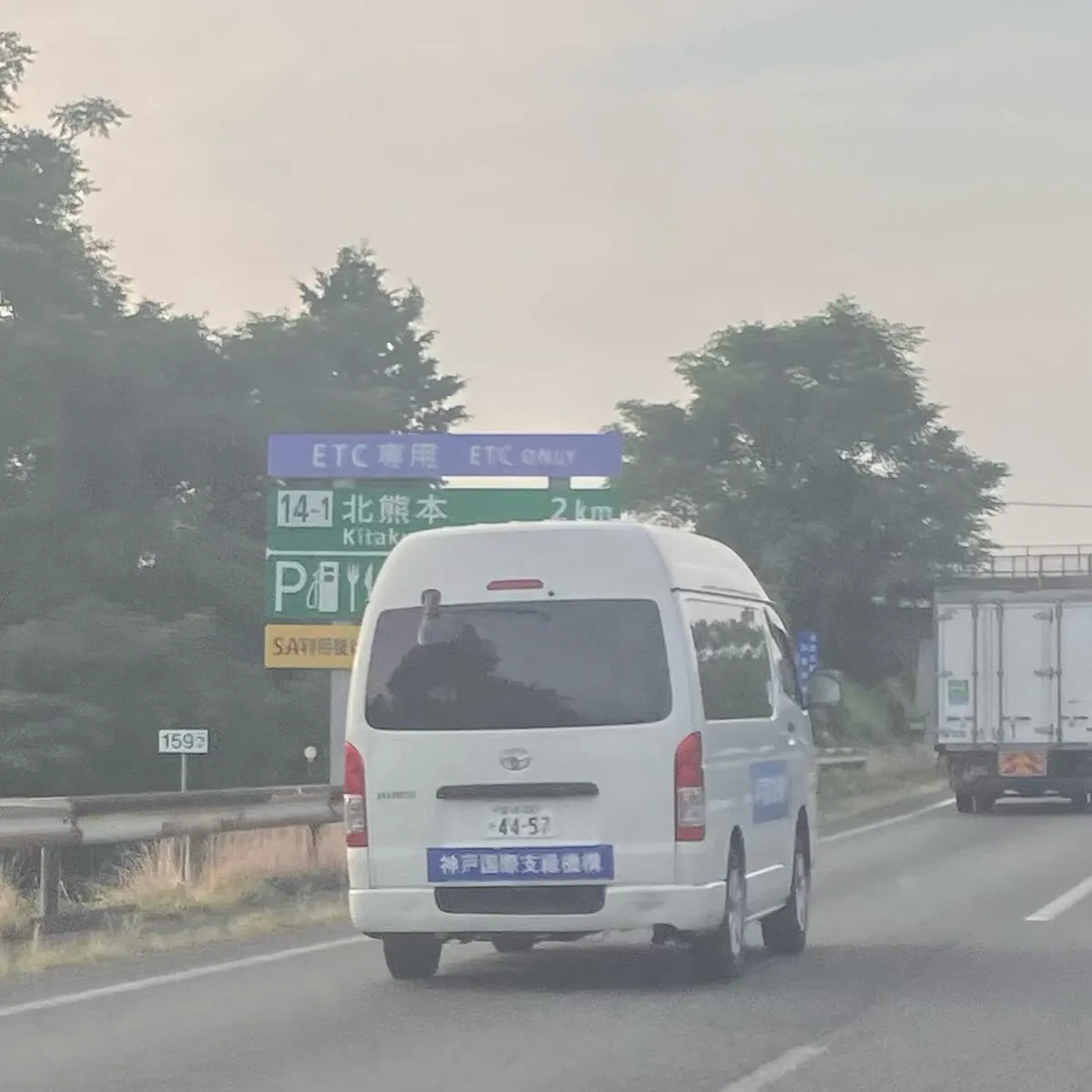 九州道では、次から次へと作業車や全国各地からの応援が🙏