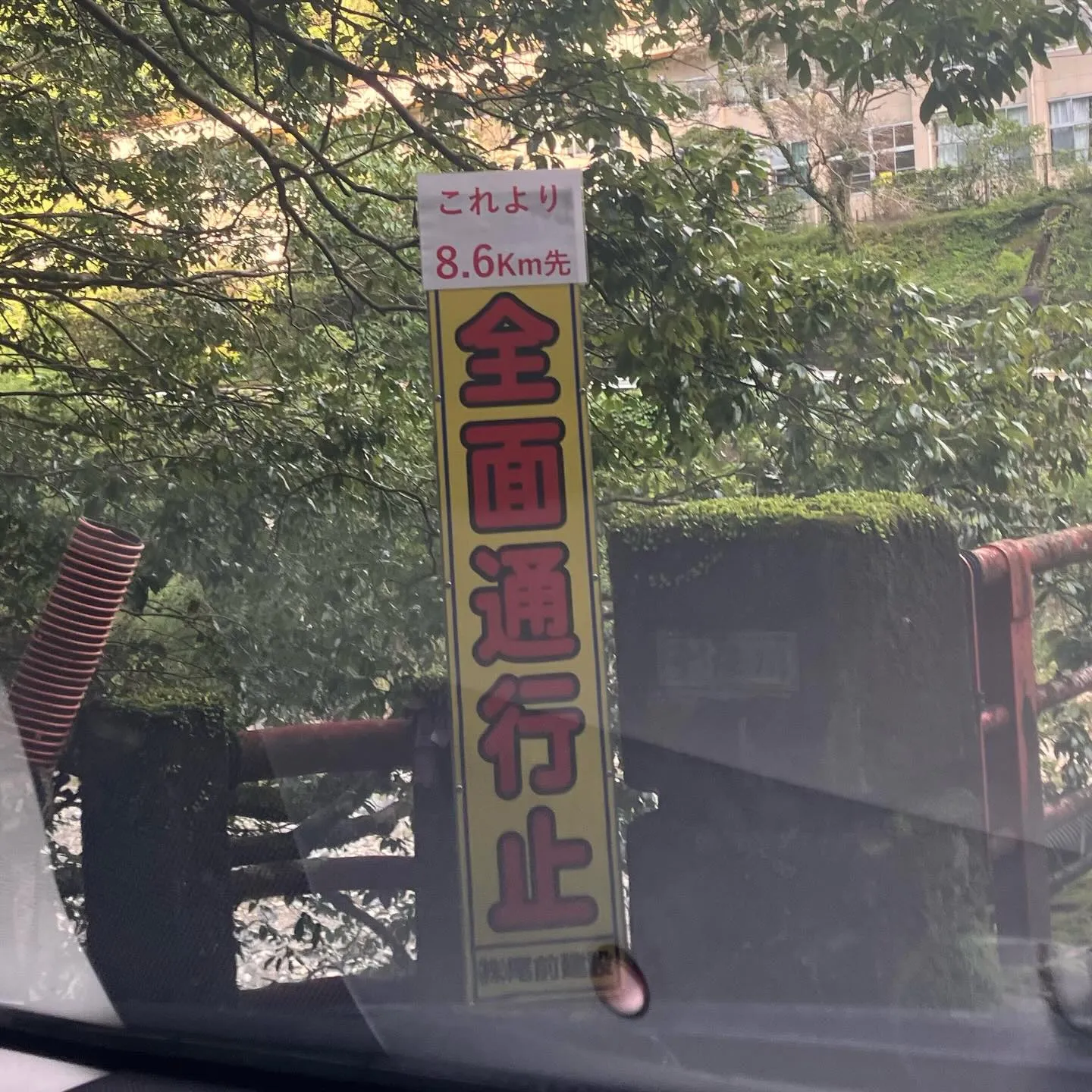 九州道では、次から次へと作業車や全国各地からの応援が🙏